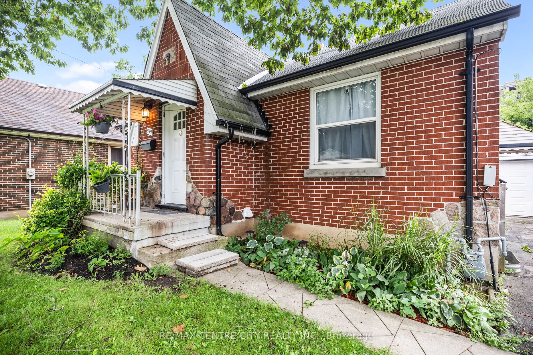 529 Highbury Avenue N Property Photo 2