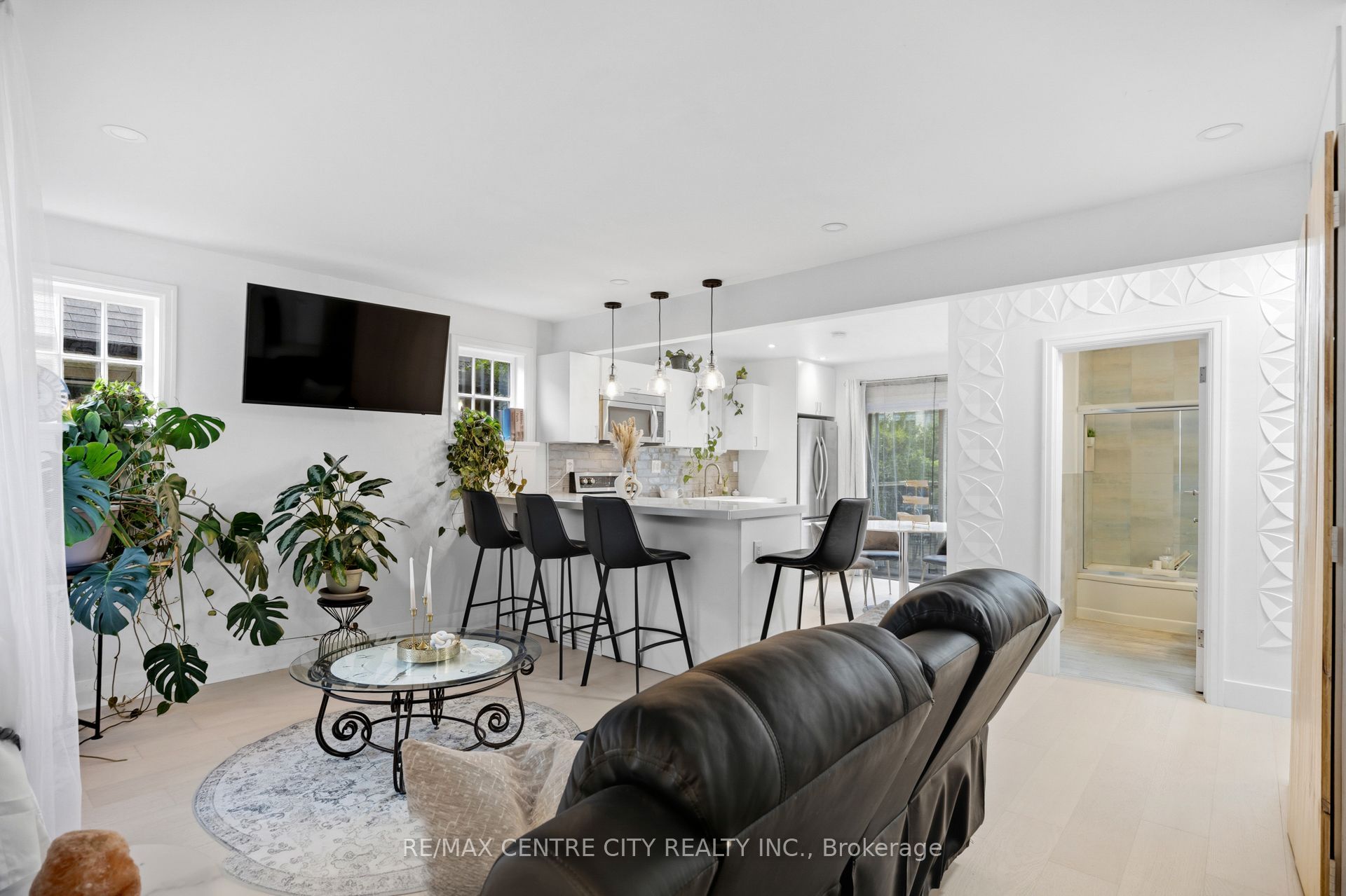 529 Highbury Avenue N Property Photo 4