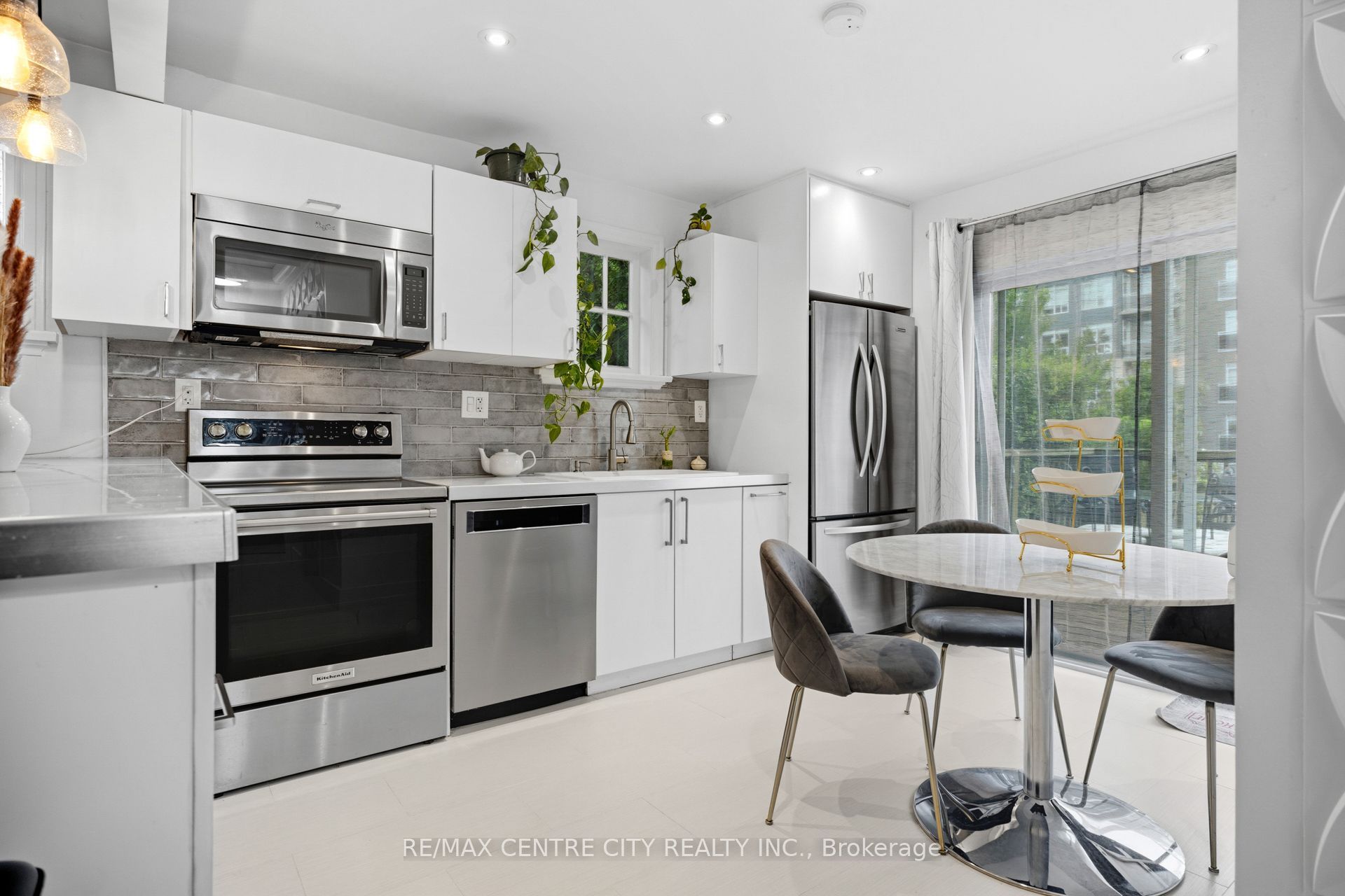 529 Highbury Avenue N Property Photo 8