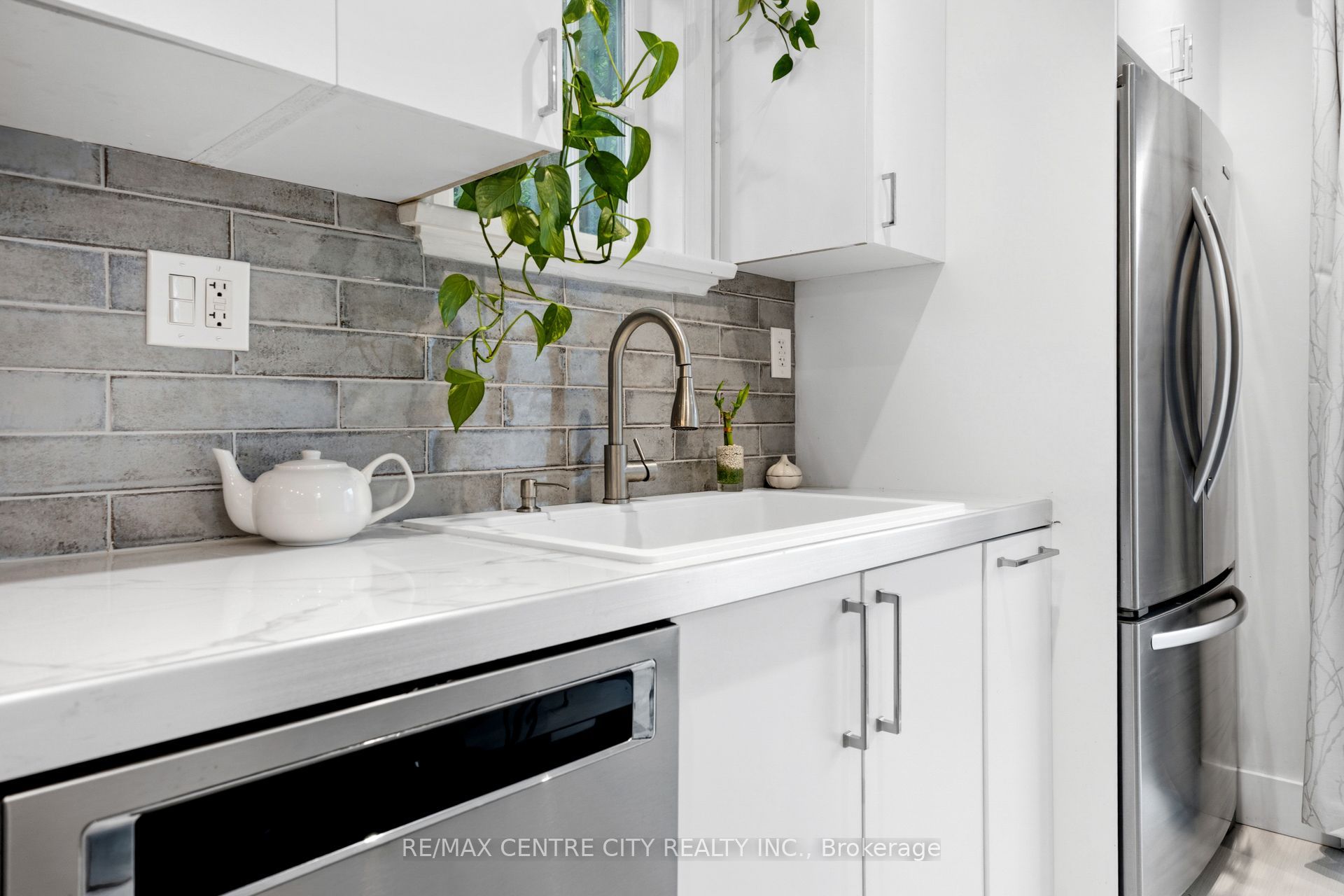 529 Highbury Avenue N Property Photo 9