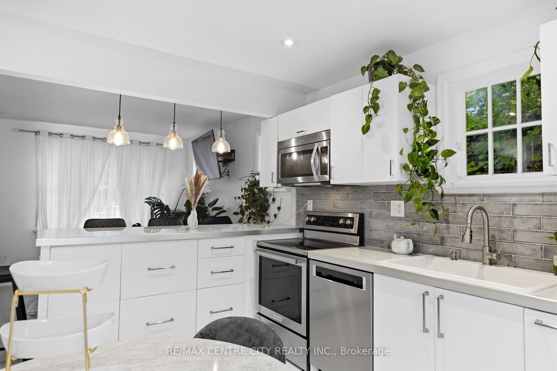 529 Highbury Avenue N Property Photo 10