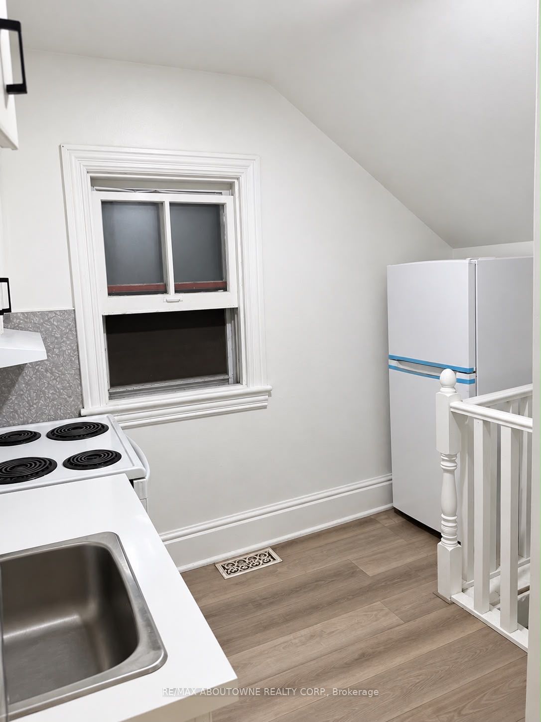 70 Wellington Street S Property Photo 1