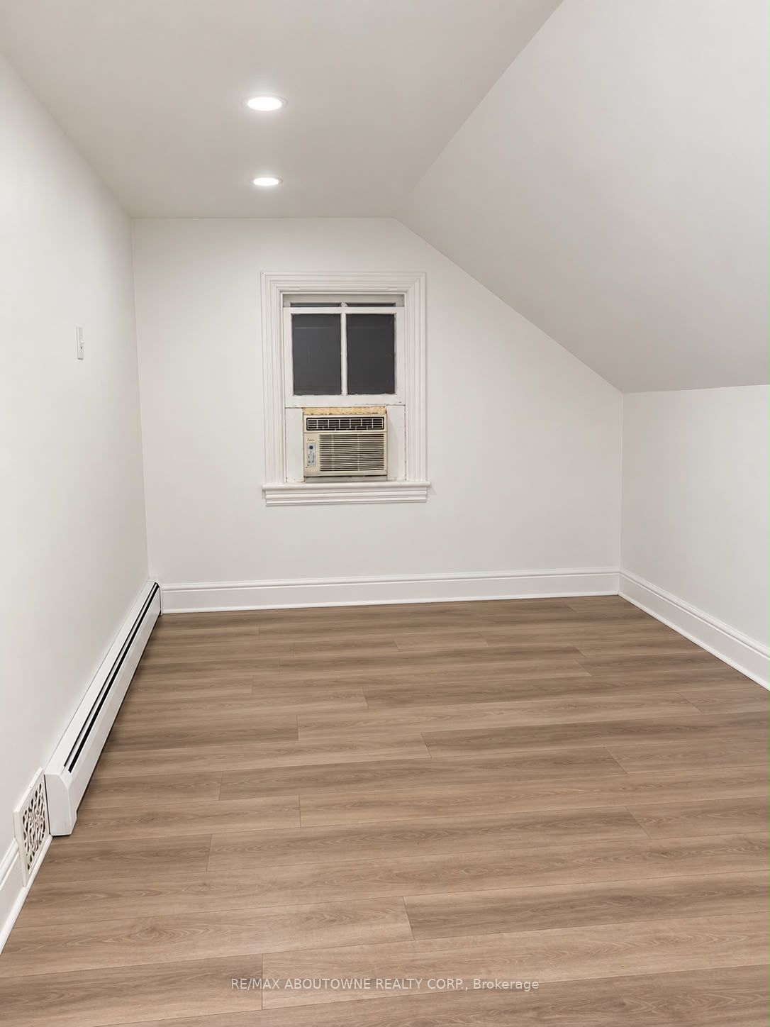70 Wellington Street S Property Photo 5