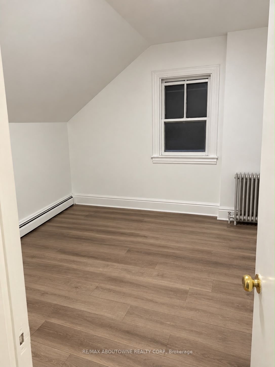70 Wellington Street S Property Photo 8