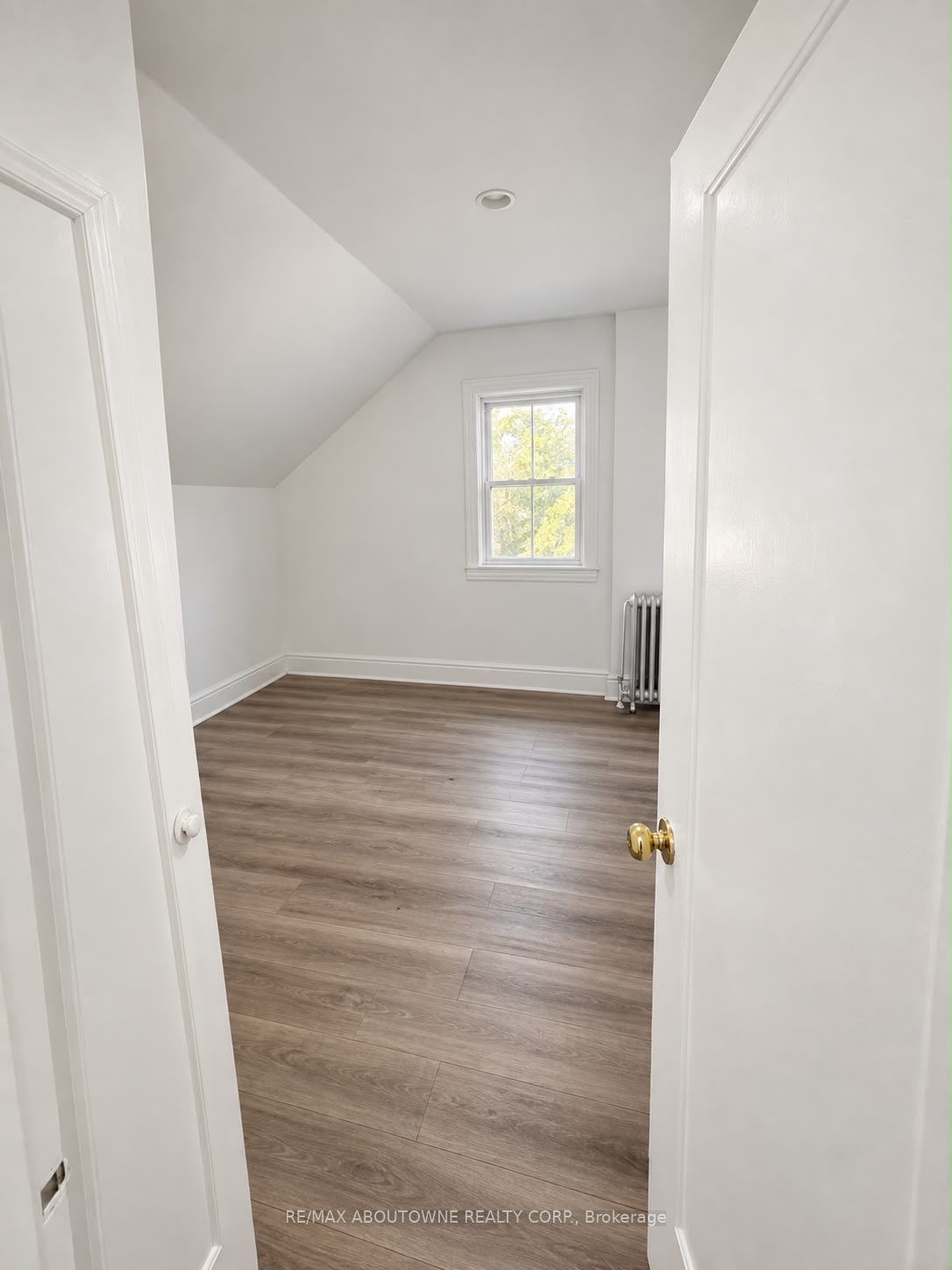 70 Wellington Street S Property Photo 9