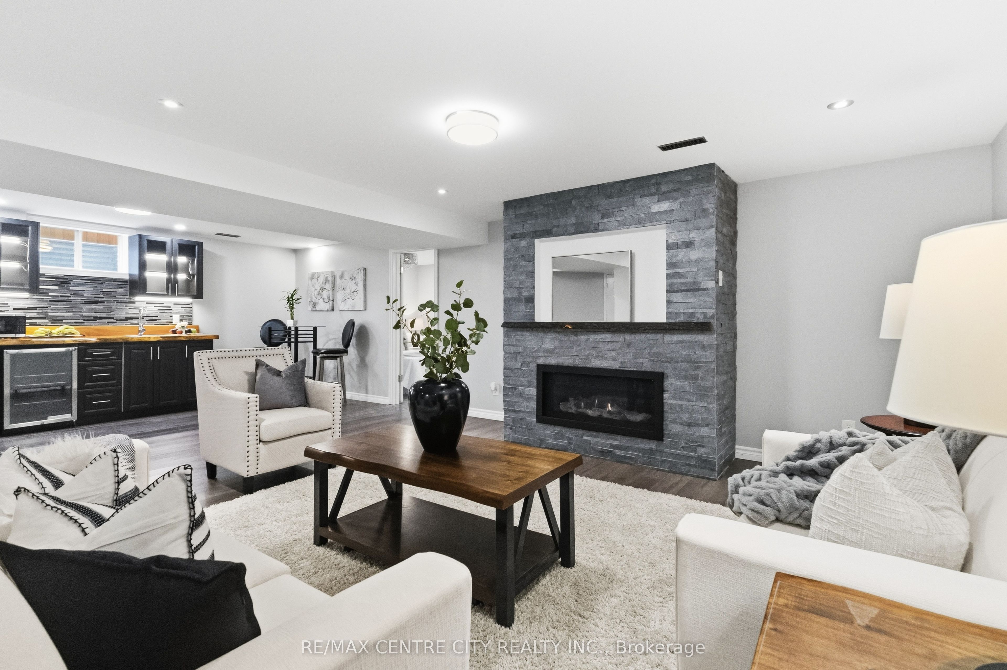 93 Mctaggart Court Property Photo 2