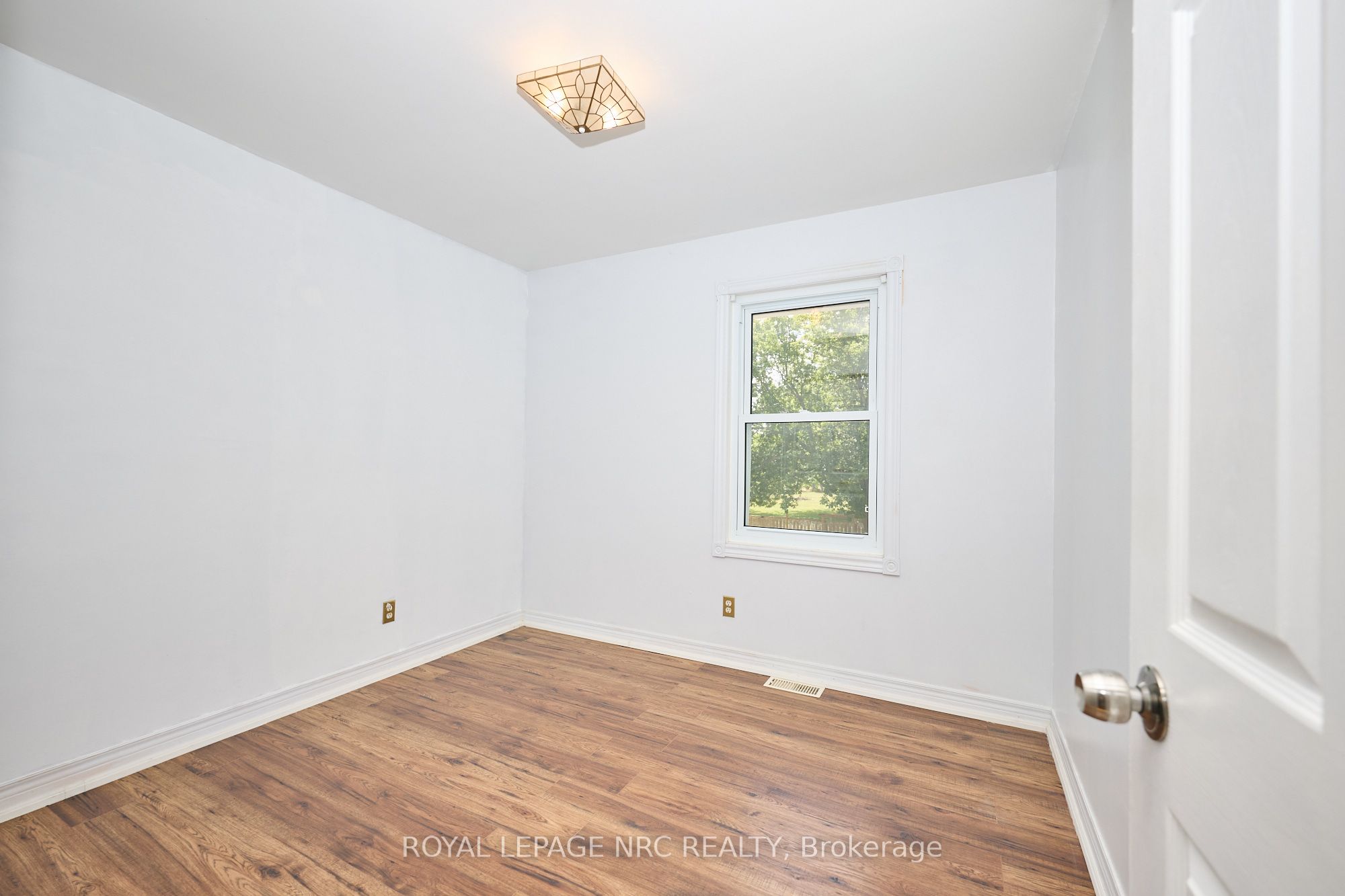 4040 Lakeshore Road Property Photo 32