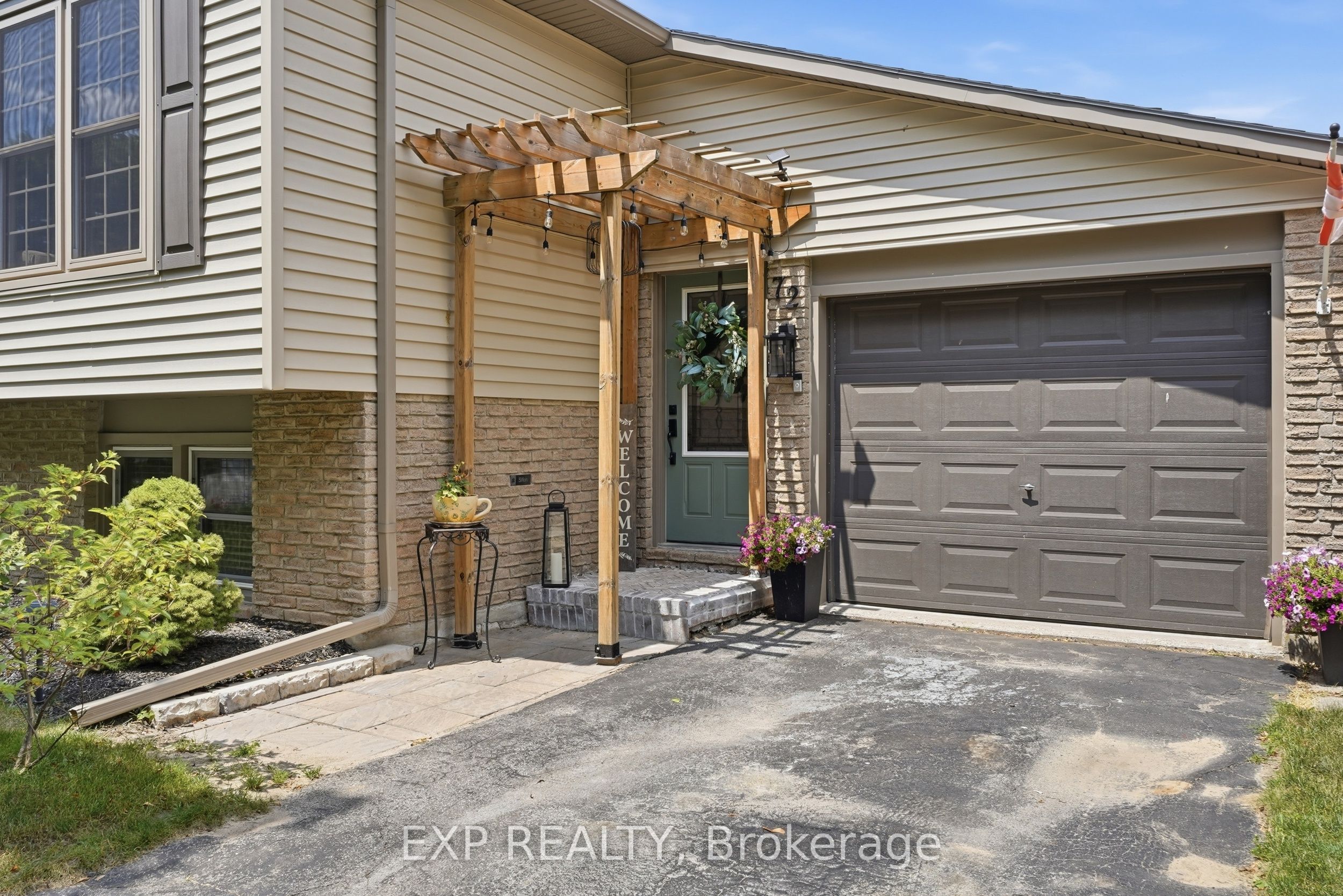 72 Crestlynn Crescent Property Photo 3