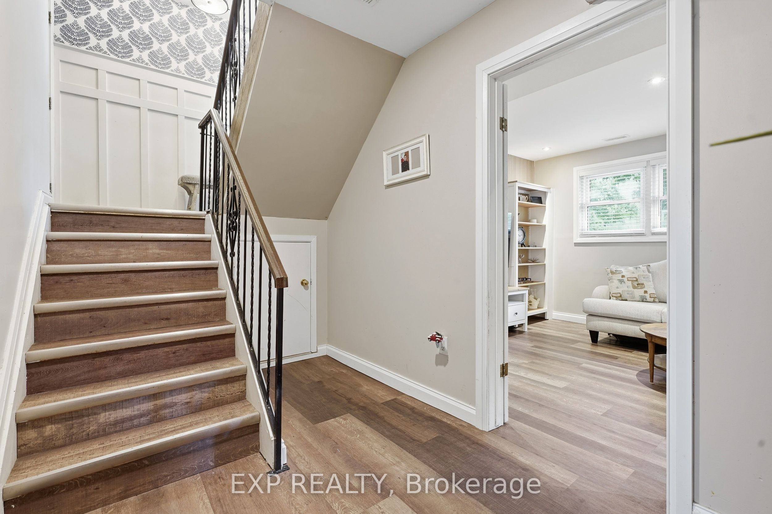 72 Crestlynn Crescent Property Photo 22