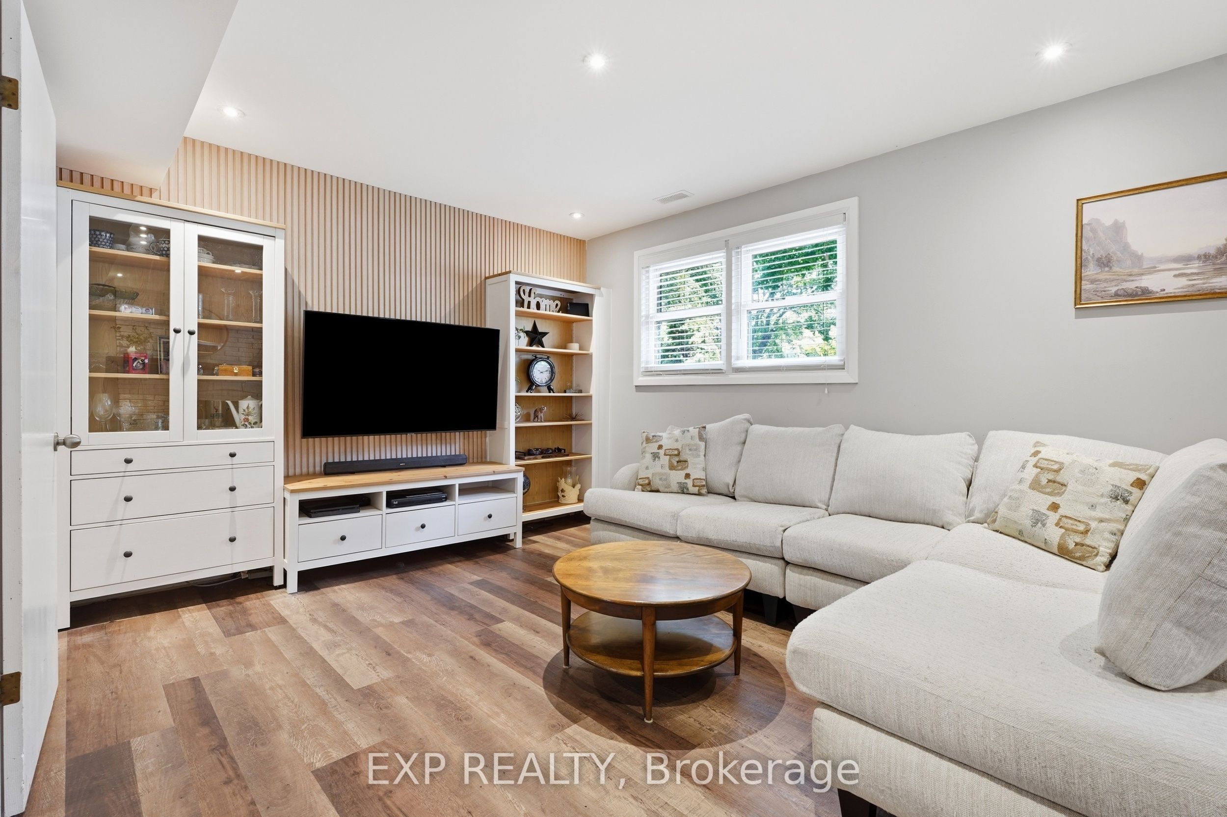 72 Crestlynn Crescent Property Photo 24