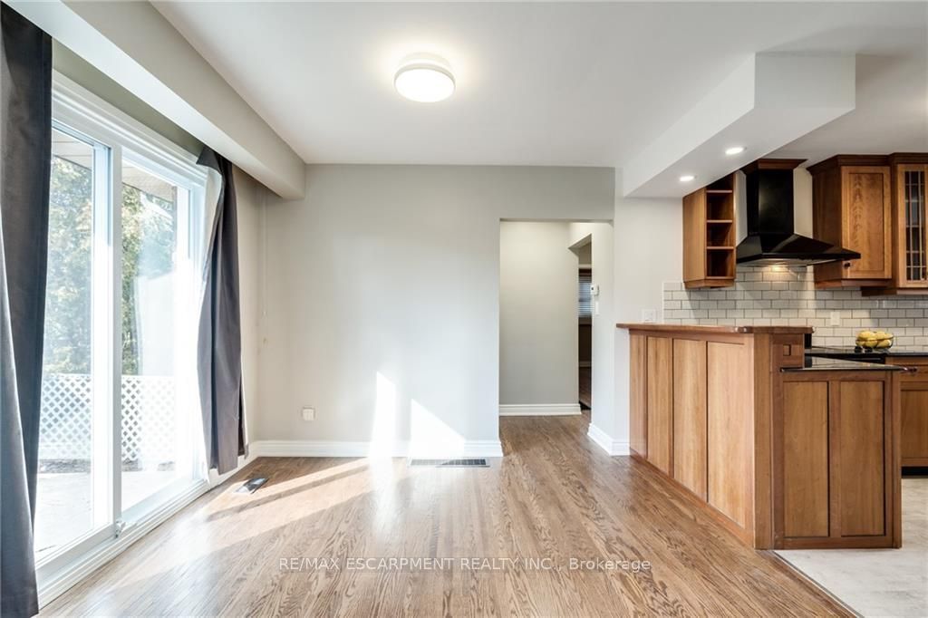 116 Mohawk Road W Property Photo 6