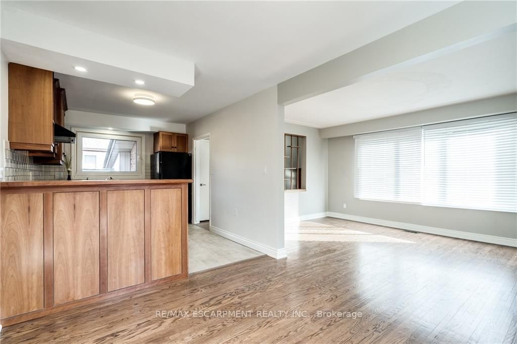 116 Mohawk Road W Property Photo 8