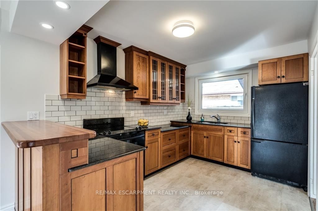 116 Mohawk Road W Property Photo 9
