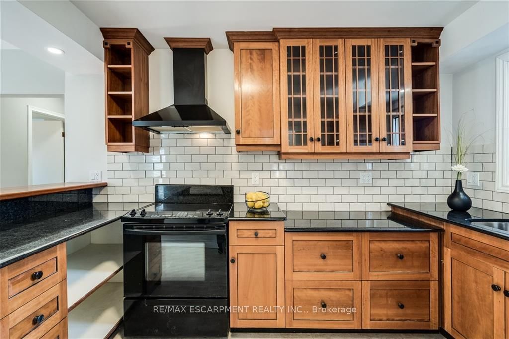 116 Mohawk Road W Property Photo 10