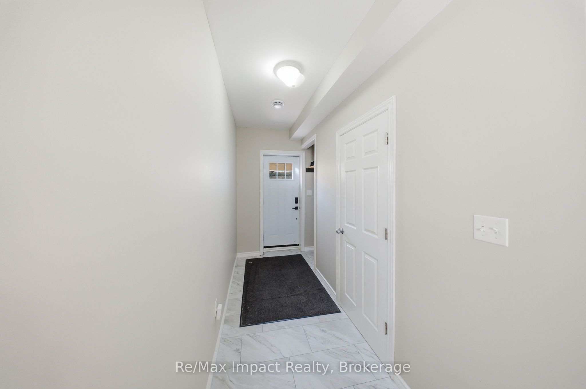 7 University Avenue E Property Photo 3