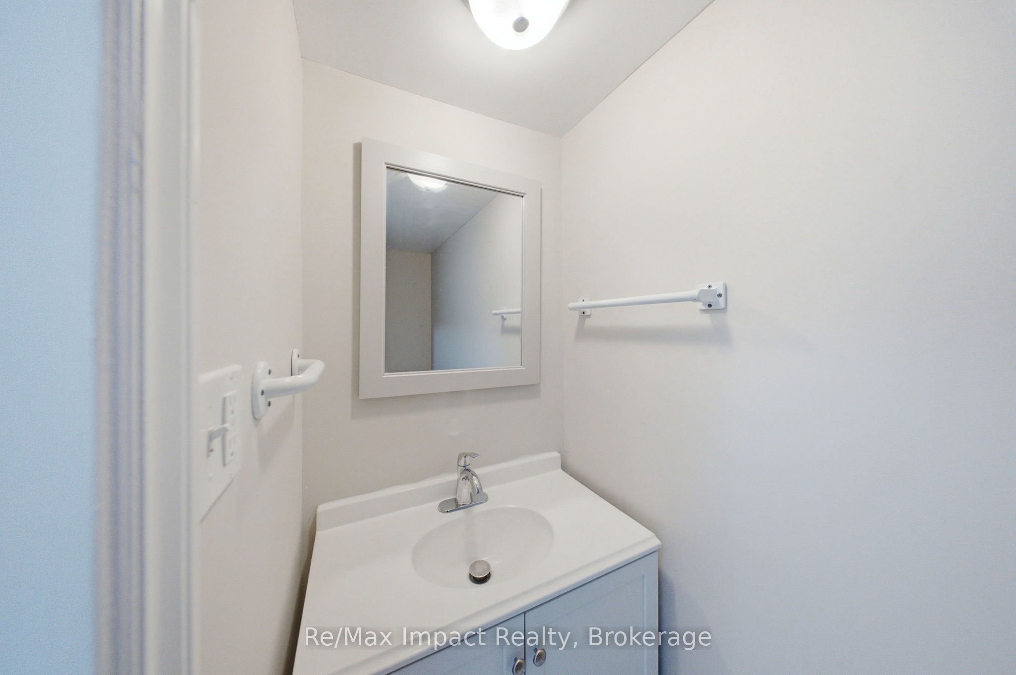 7 University Avenue E Property Photo 4