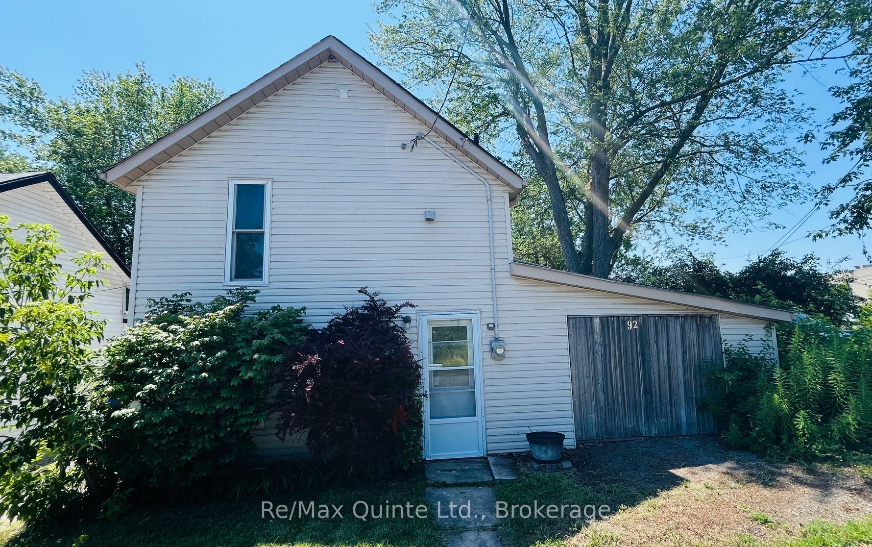 92 Foster Avenue S Property Photo 1
