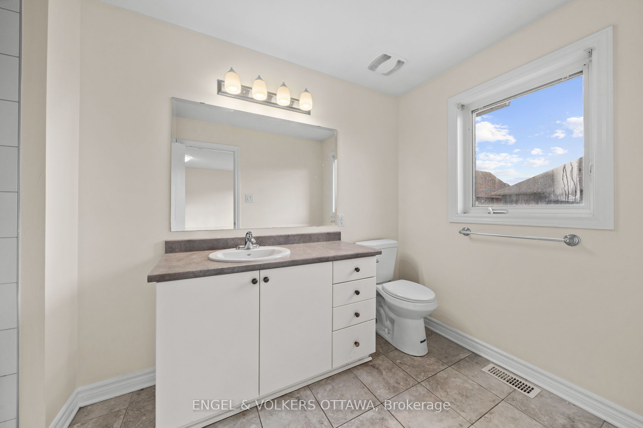 561 Petrichor Crescent Property Photo 9