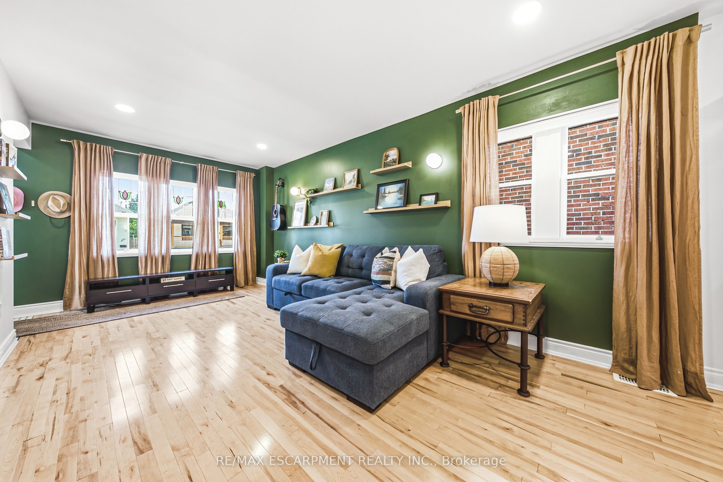 255 Weir Street N Property Photo 1