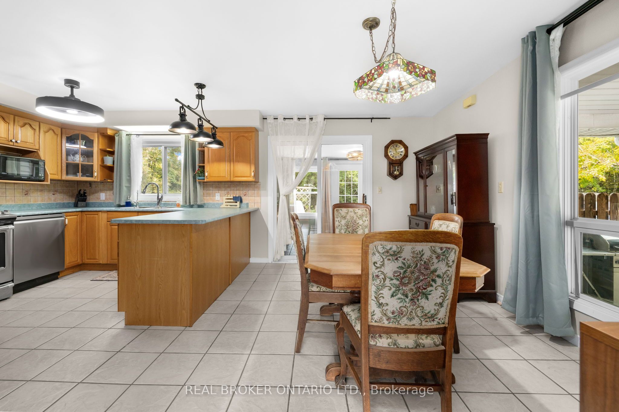 23 Louise Crescent Property Photo 6
