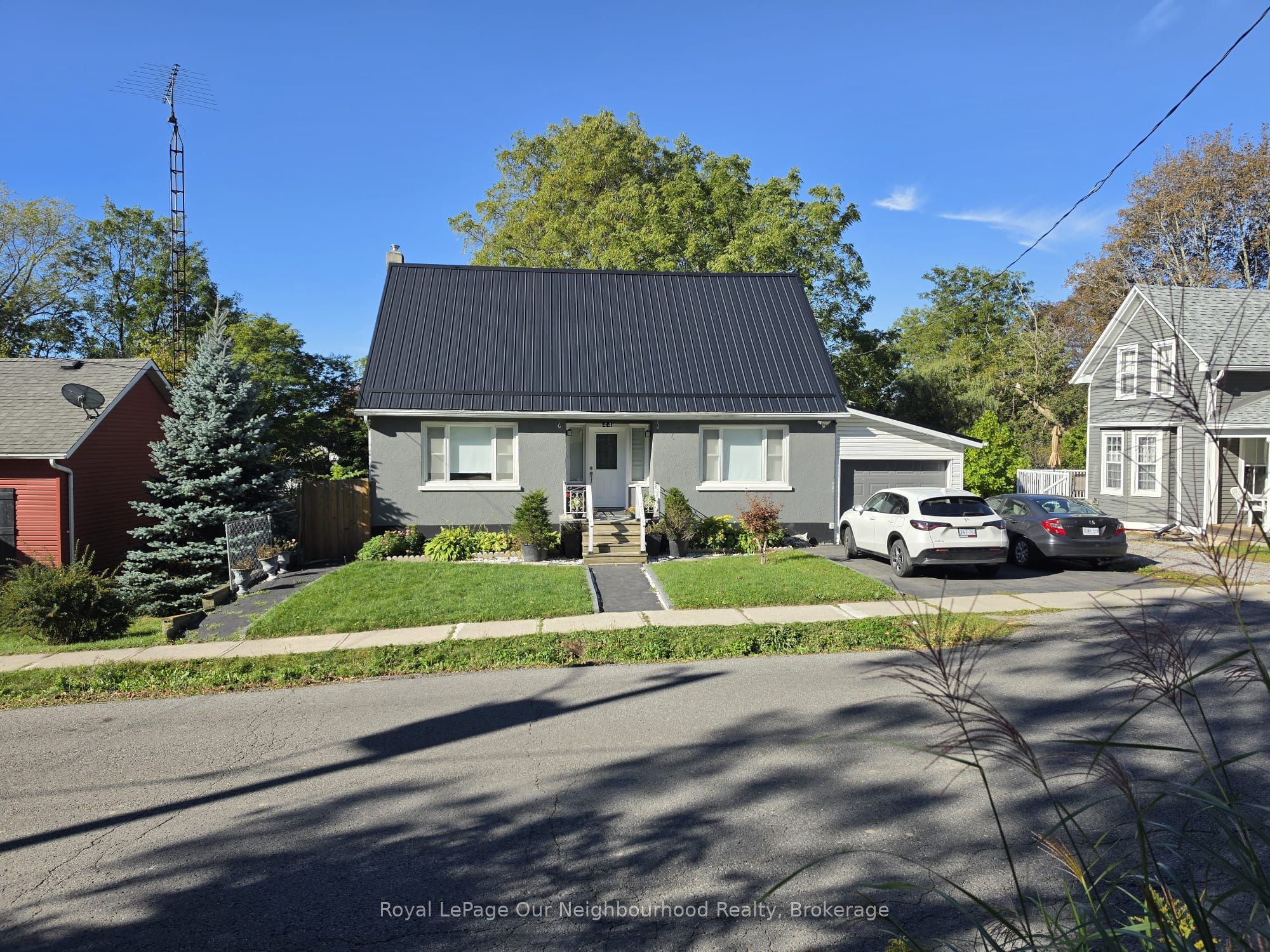 44 Elgin Street N Property Photo 2