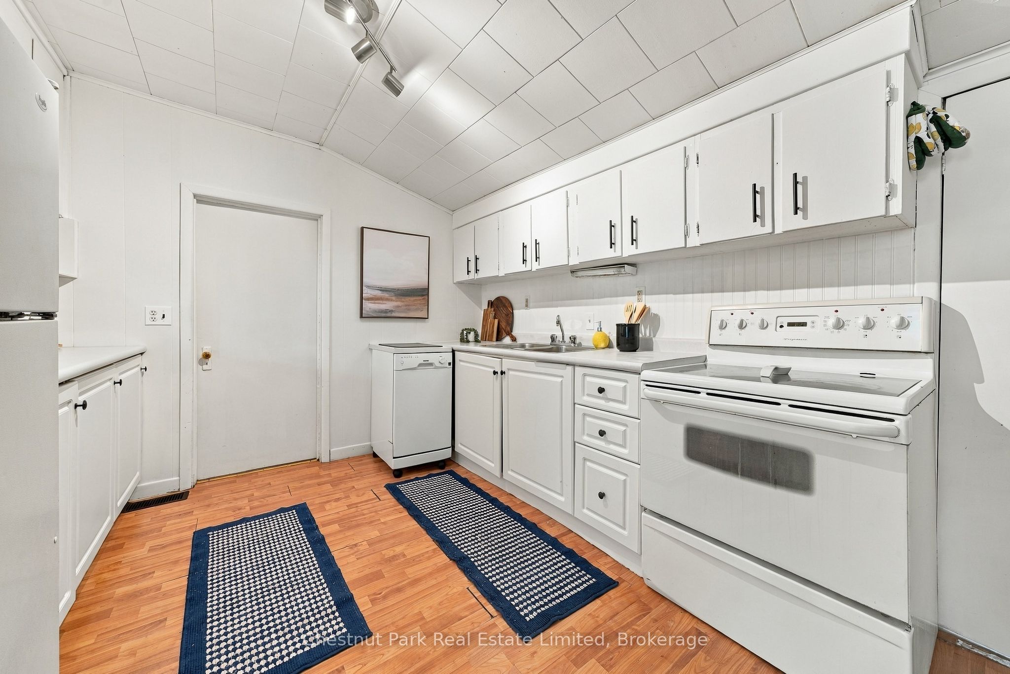 28 Spring Street Property Photo 7