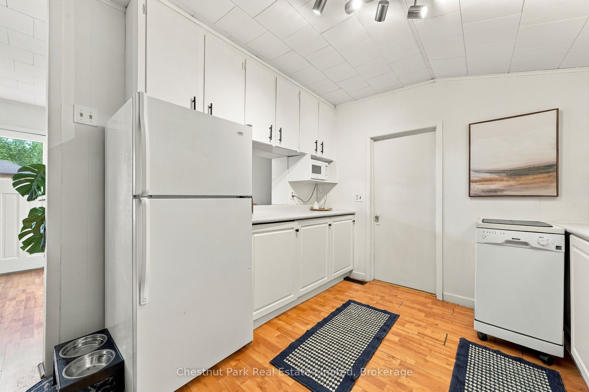 28 Spring Street Property Photo 8