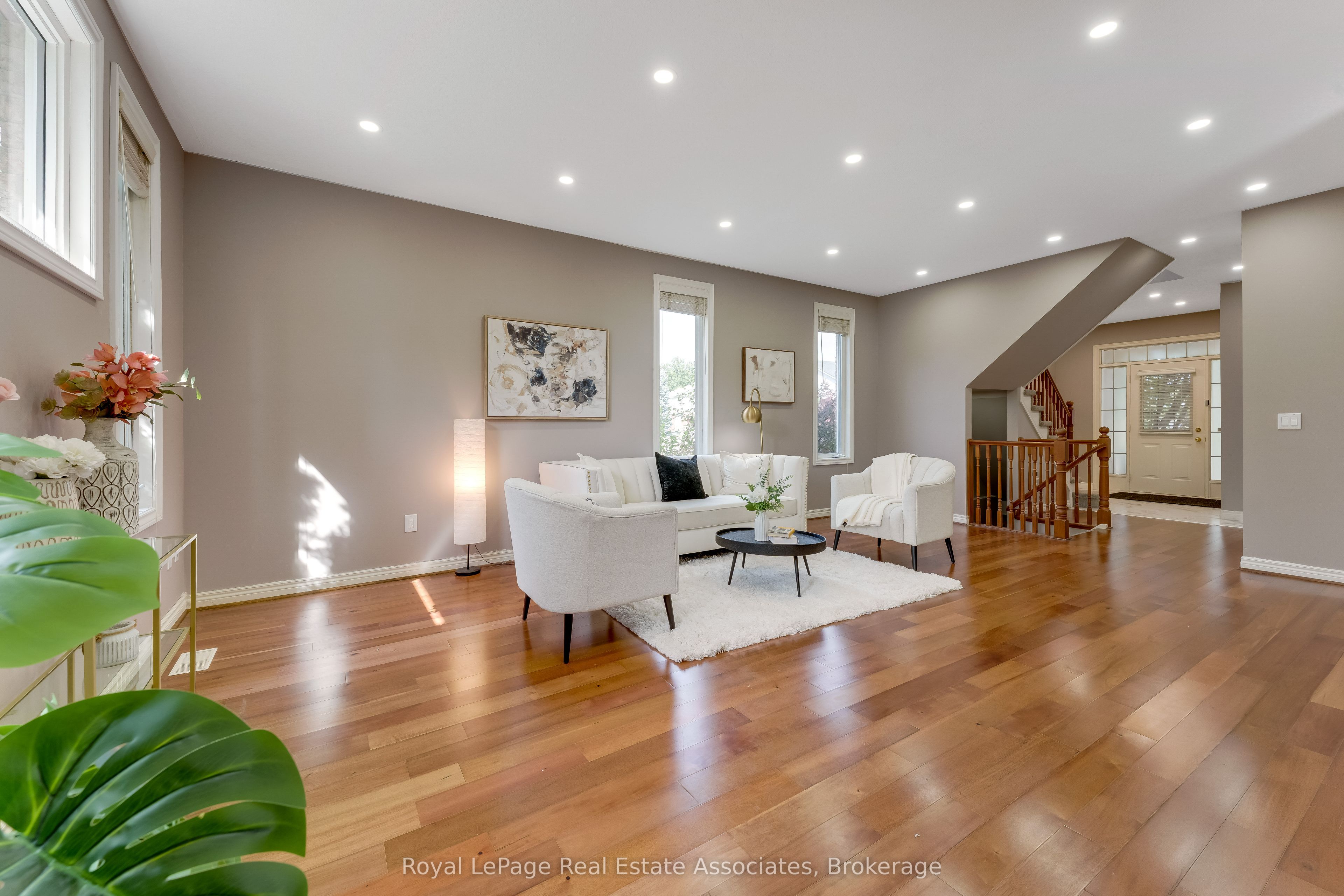 406 Sandy Cove Crescent Property Photo 3