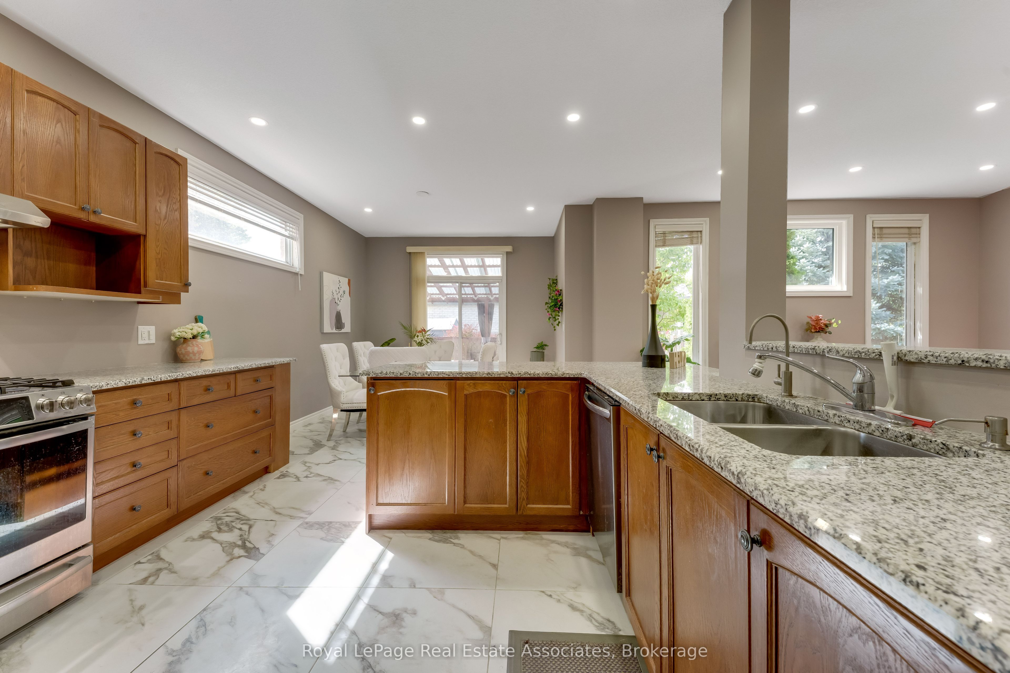 406 Sandy Cove Crescent Property Photo 8