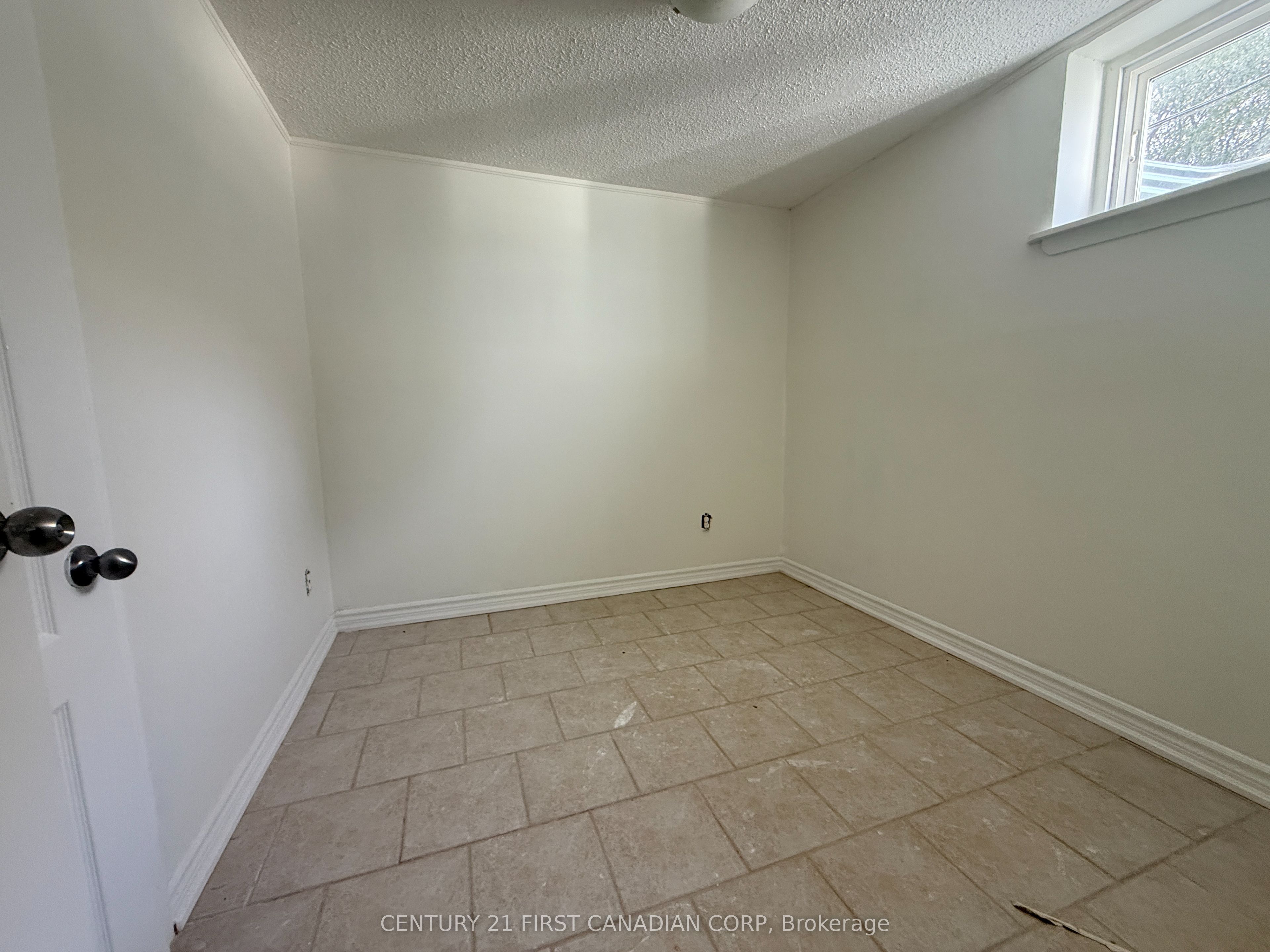 1577 Colborne Street E Property Photo 14