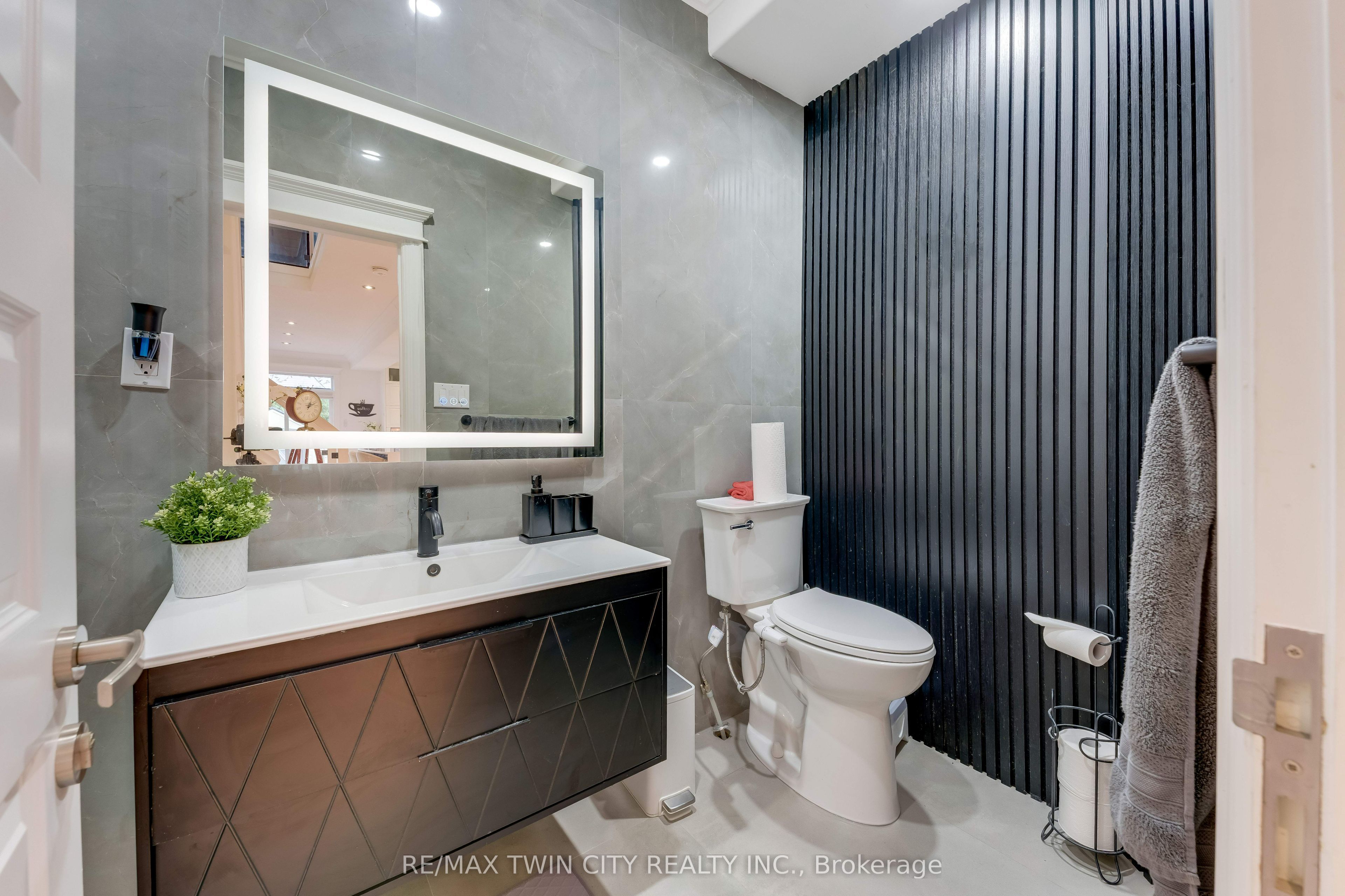 444 Thomas Slee Drive Property Photo 16