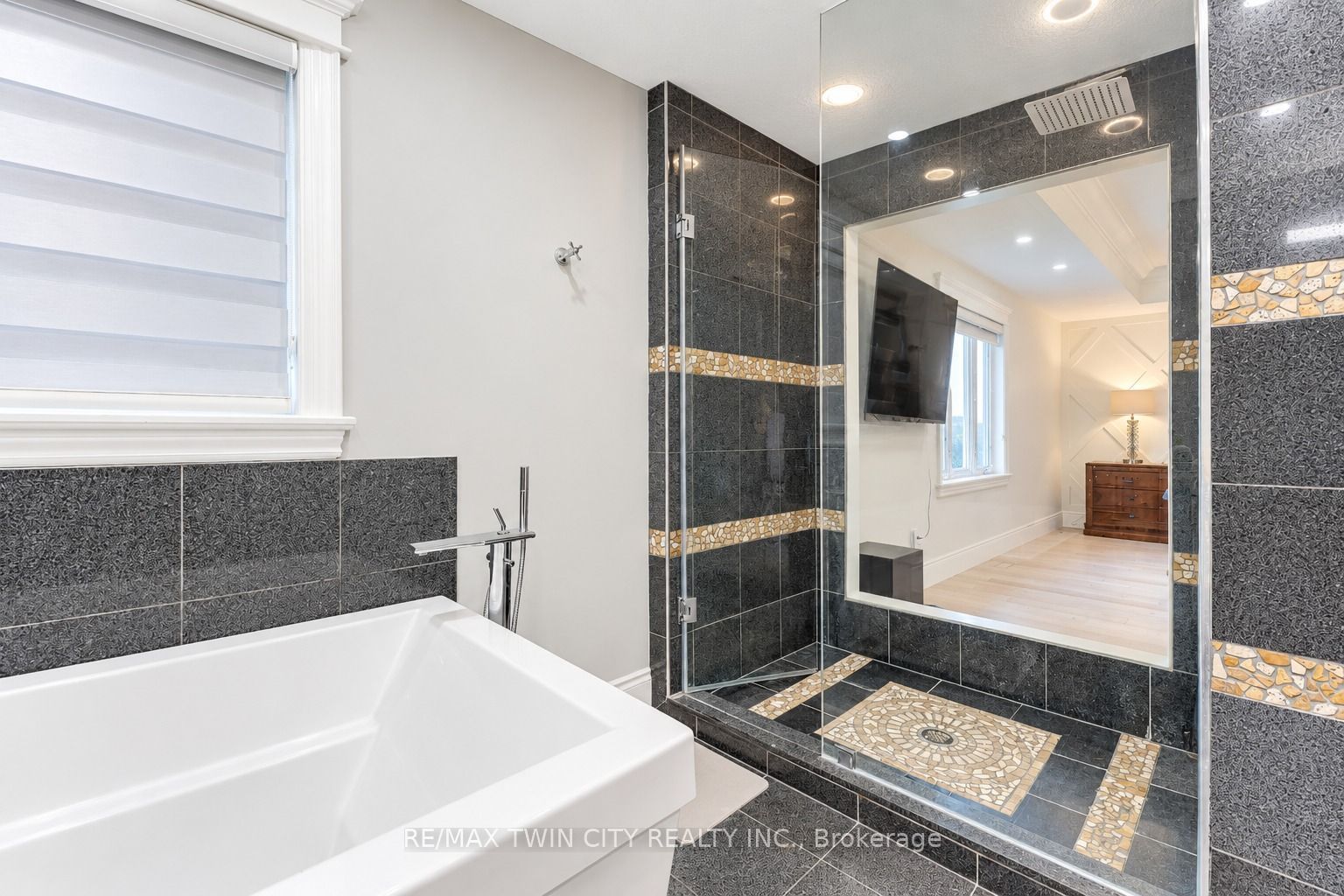 444 Thomas Slee Drive Property Photo 23