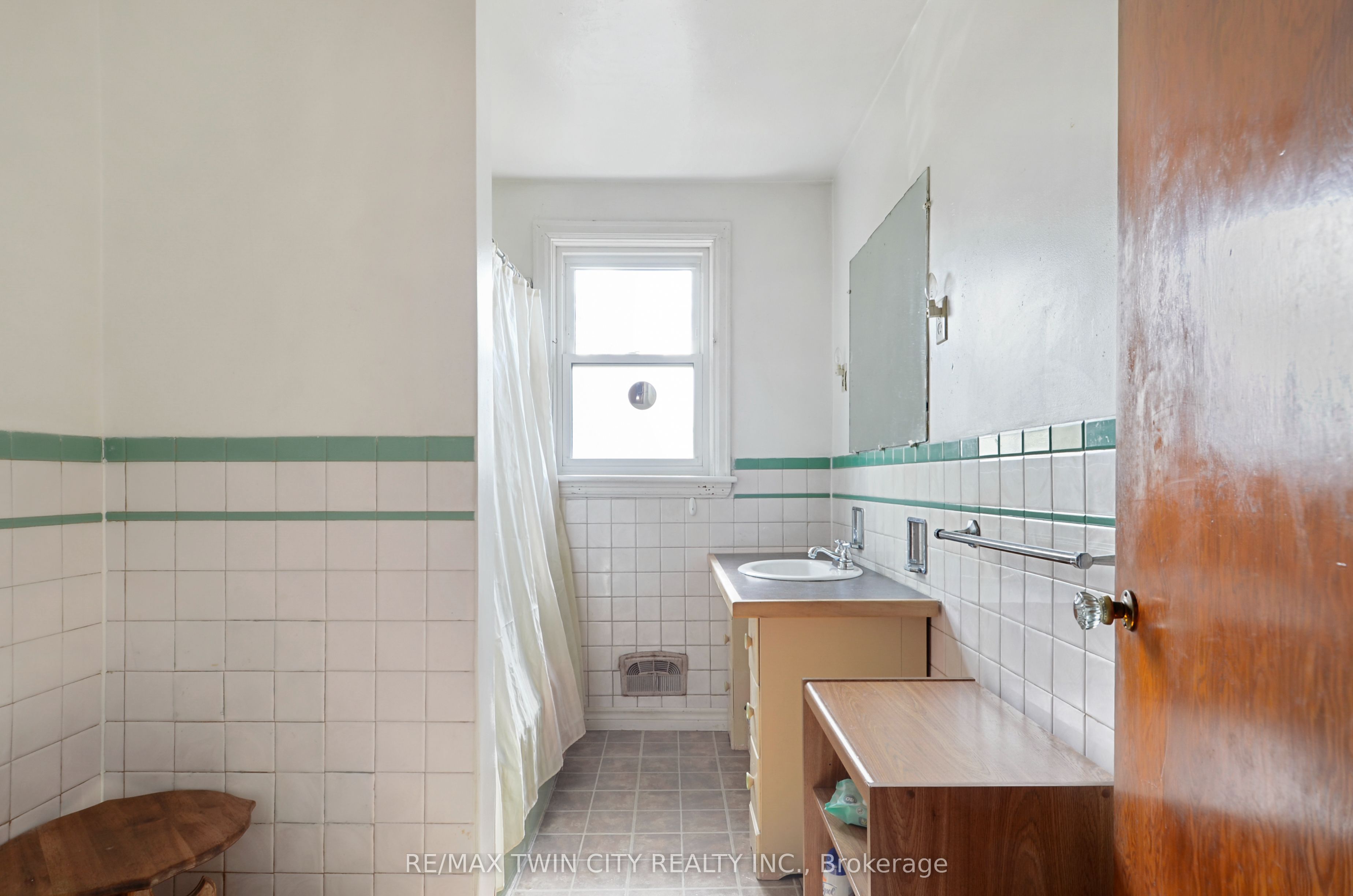 66 Walter Avenue N Property Photo 28