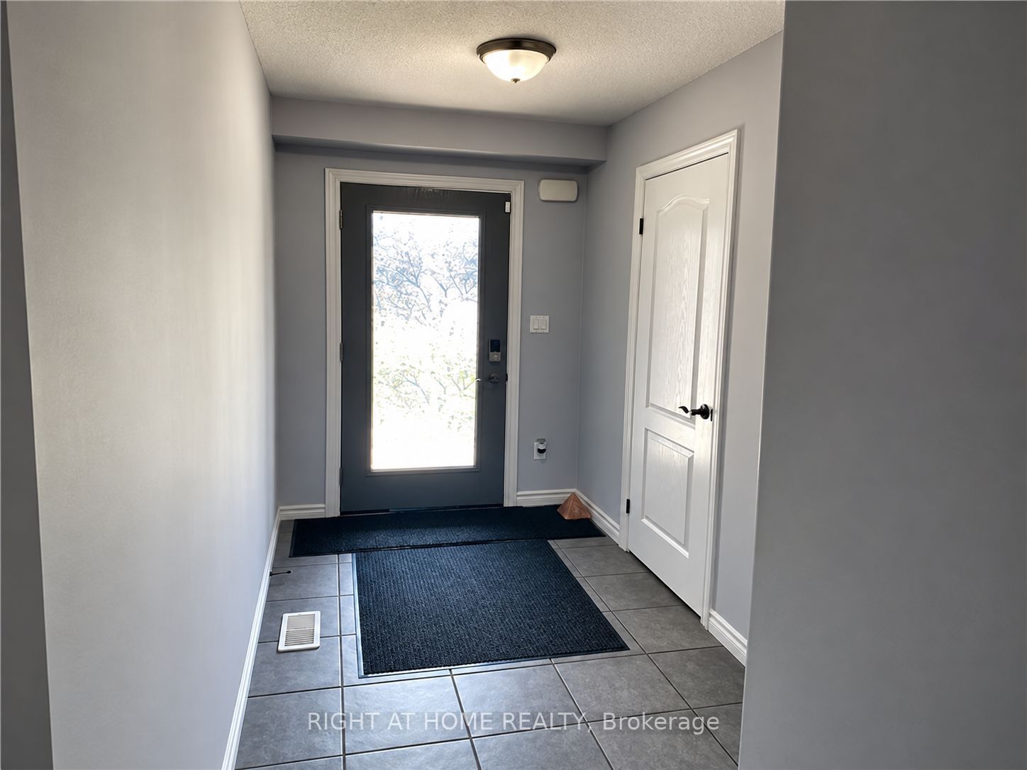1855 Foxridge Crescent Property Photo 2