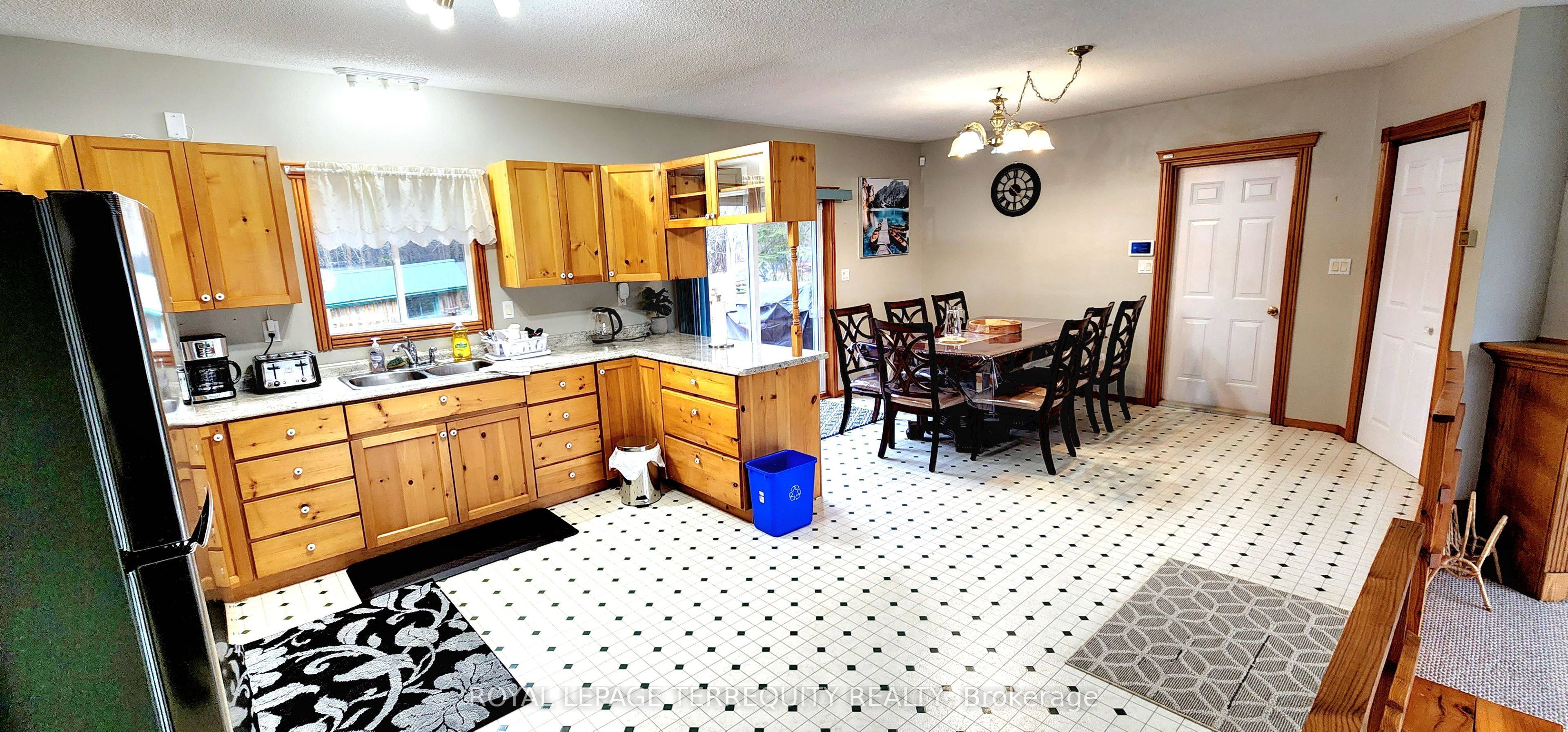 117 Front Street W Property Photo 10
