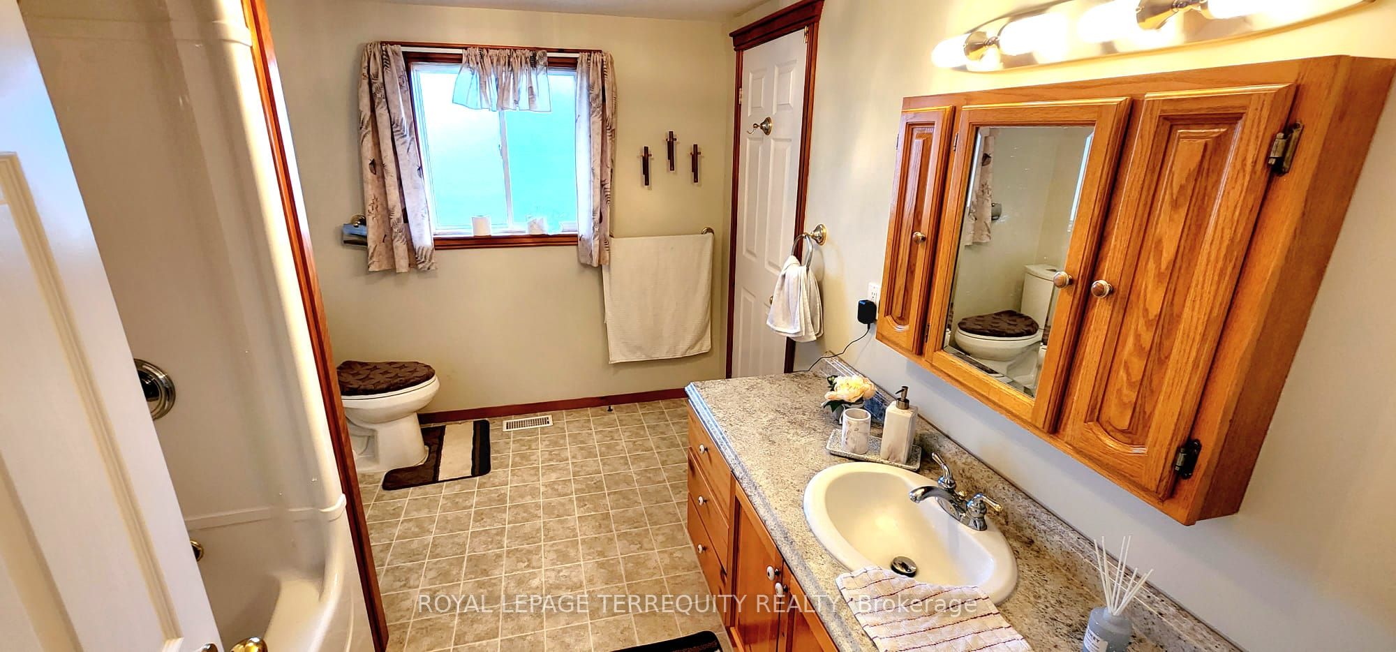 117 Front Street W Property Photo 22