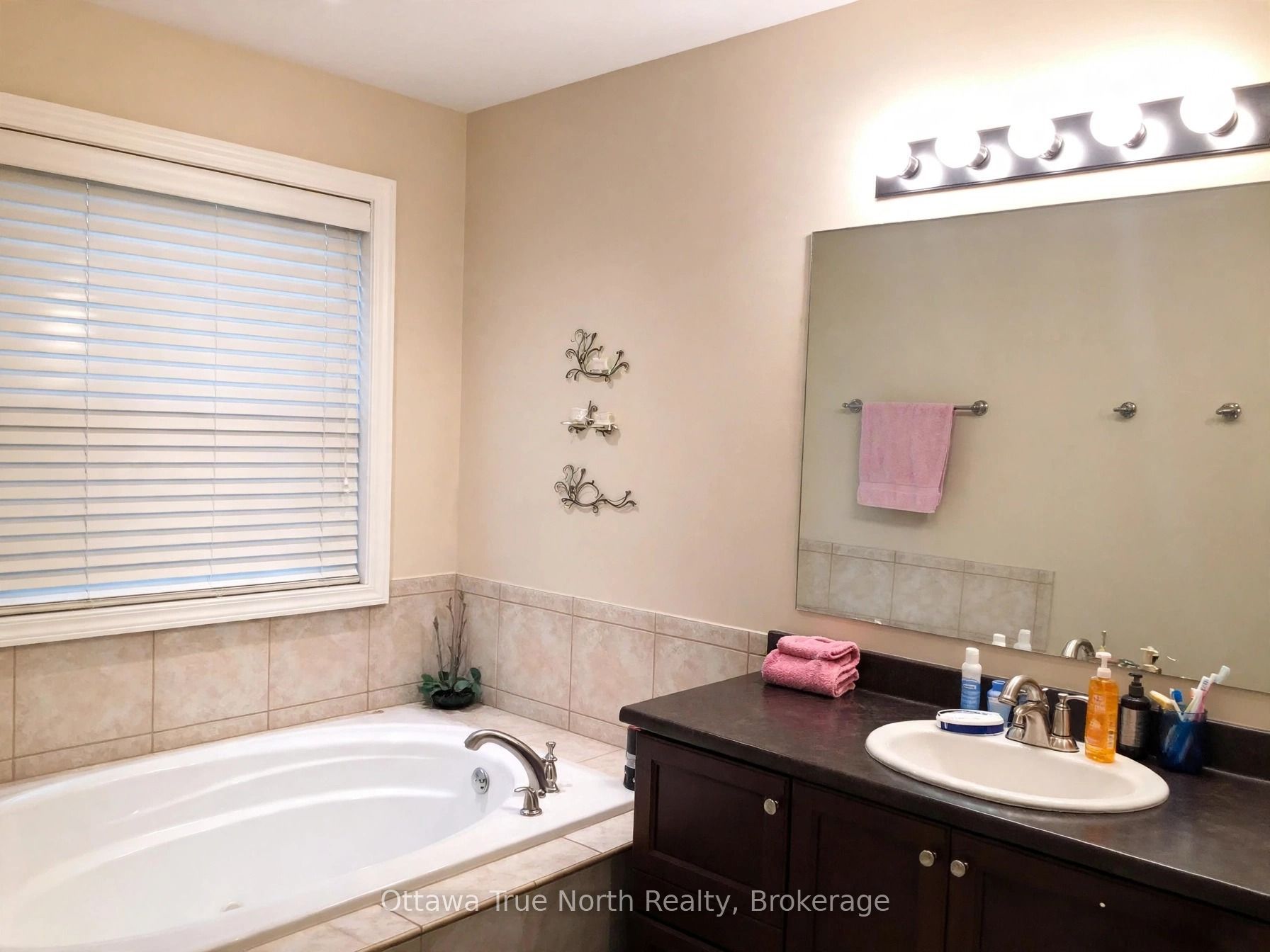 437 Celtic Ridge Crescent Property Photo 11