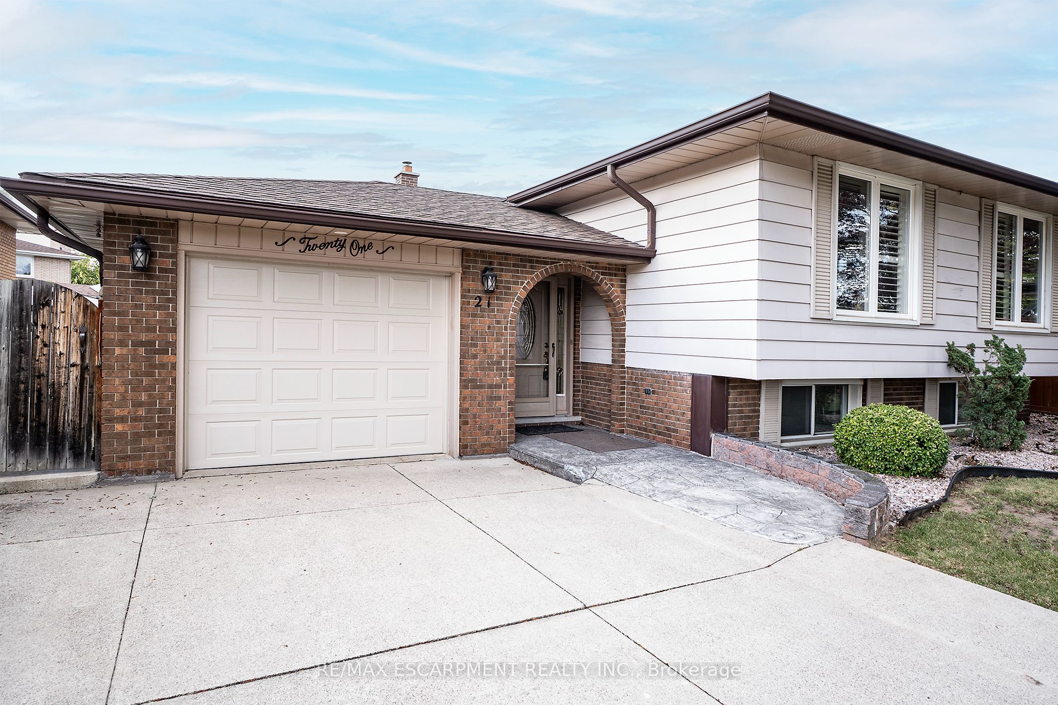 21 Green Forest Drive Property Photo 2
