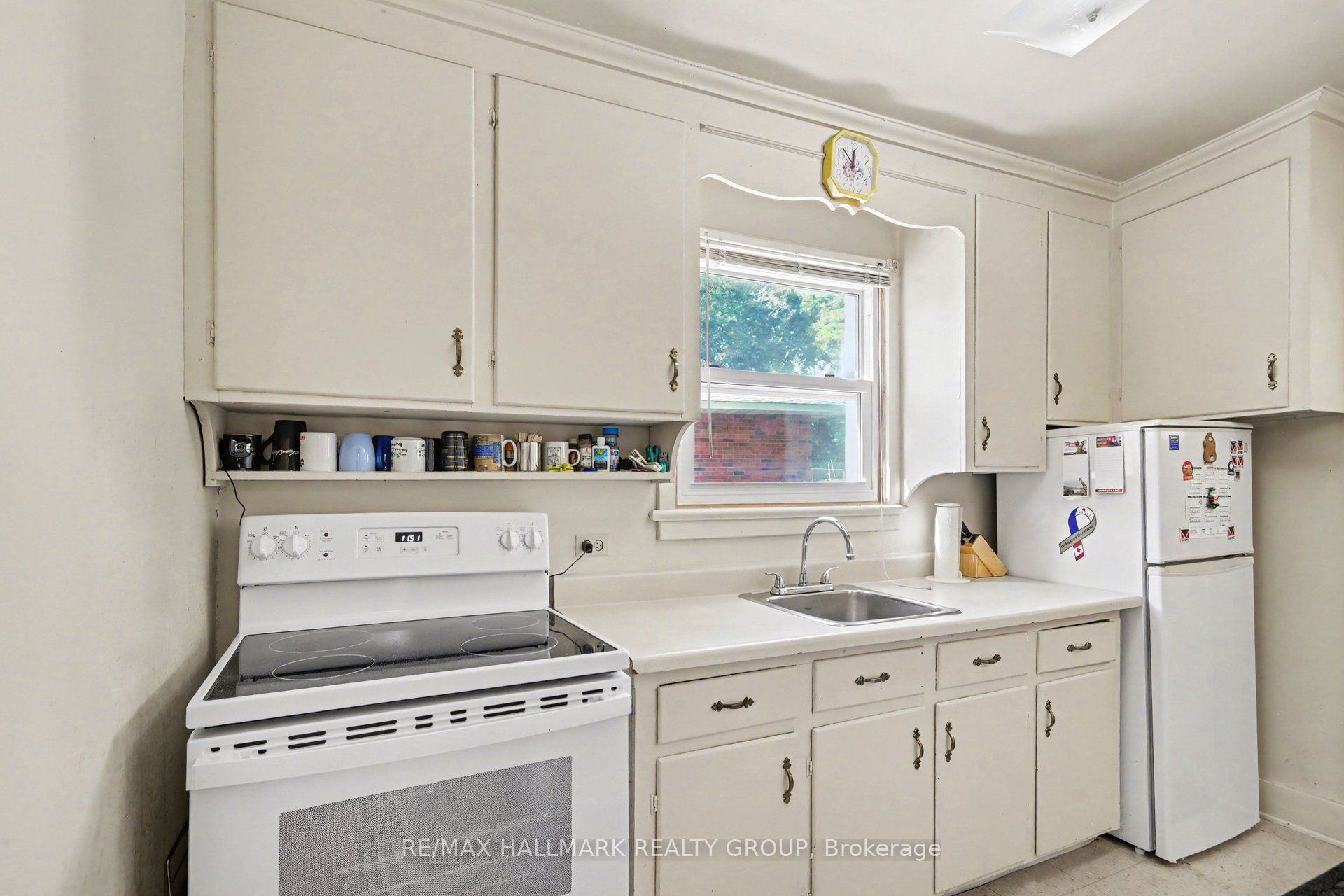 1388 Normandy Crescent Property Photo 3