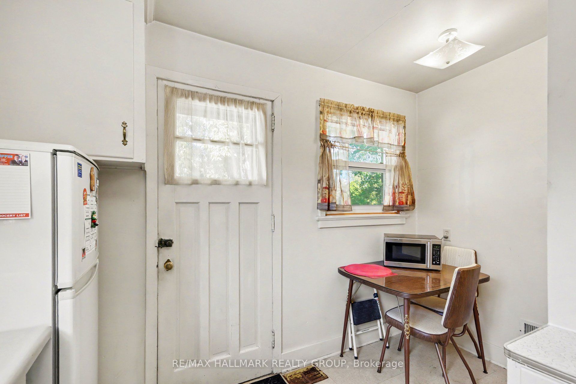 1388 Normandy Crescent Property Photo 4