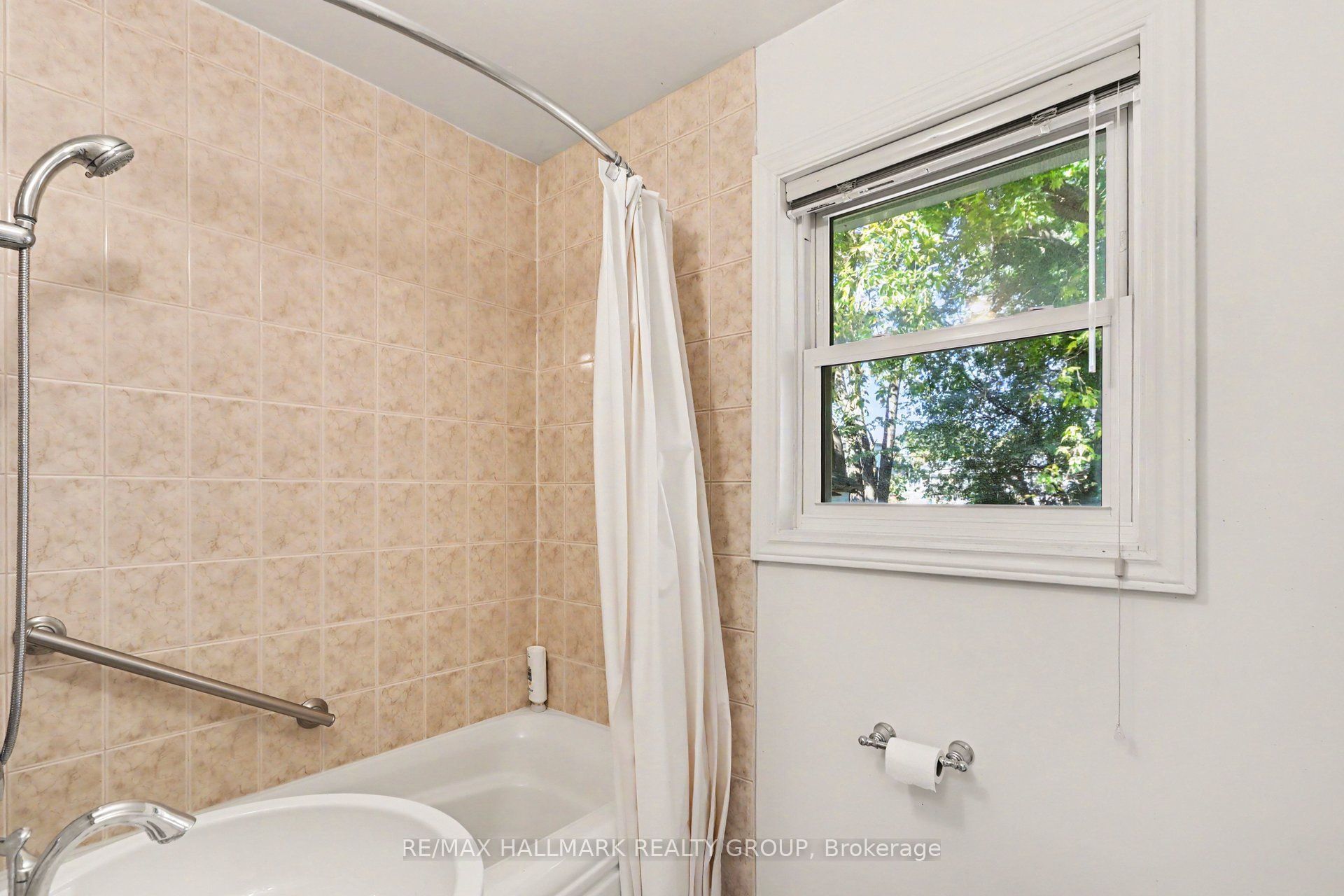 1388 Normandy Crescent Property Photo 7