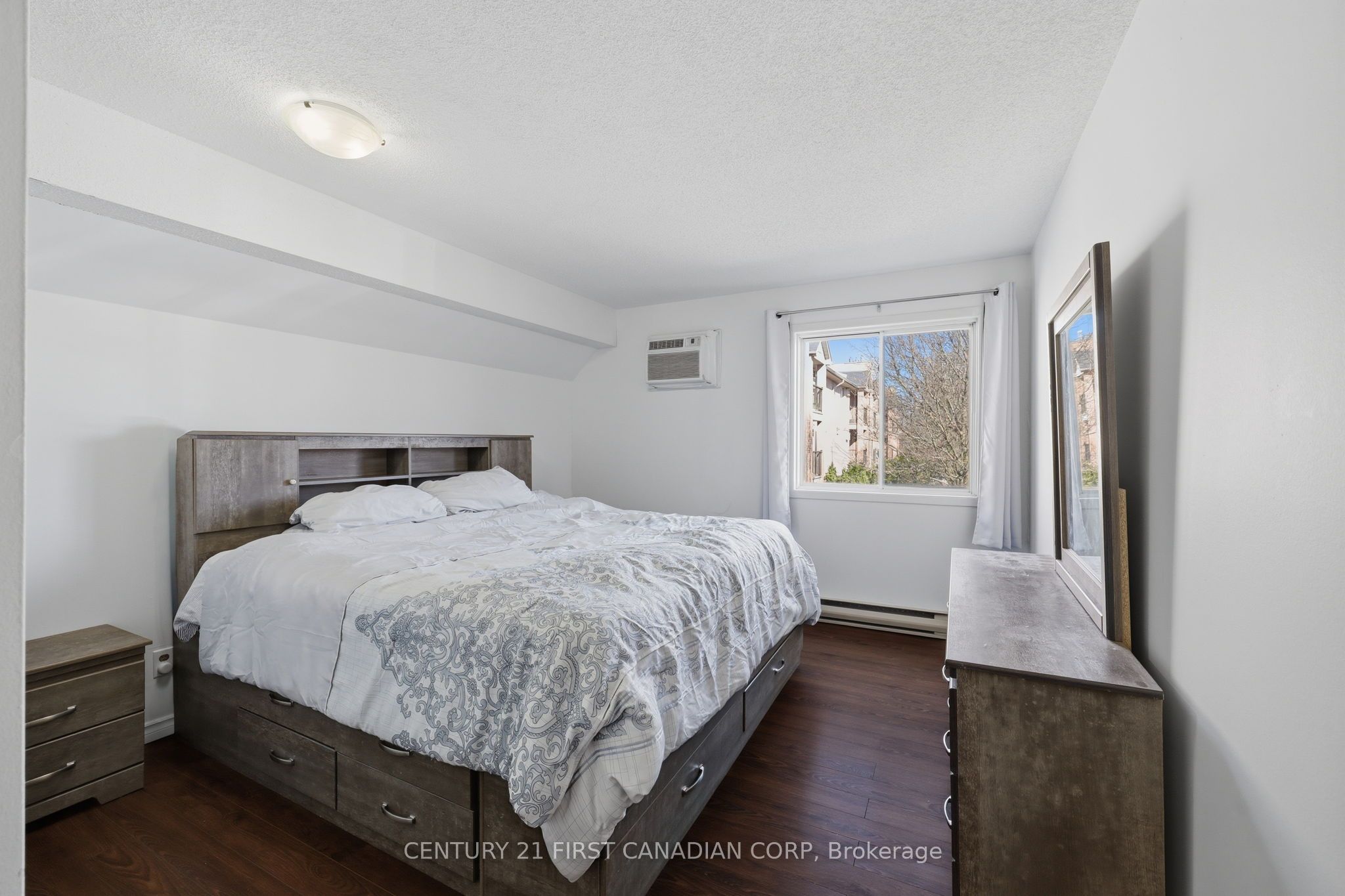 2228 Trafalgar Street 201 Property Photo 16