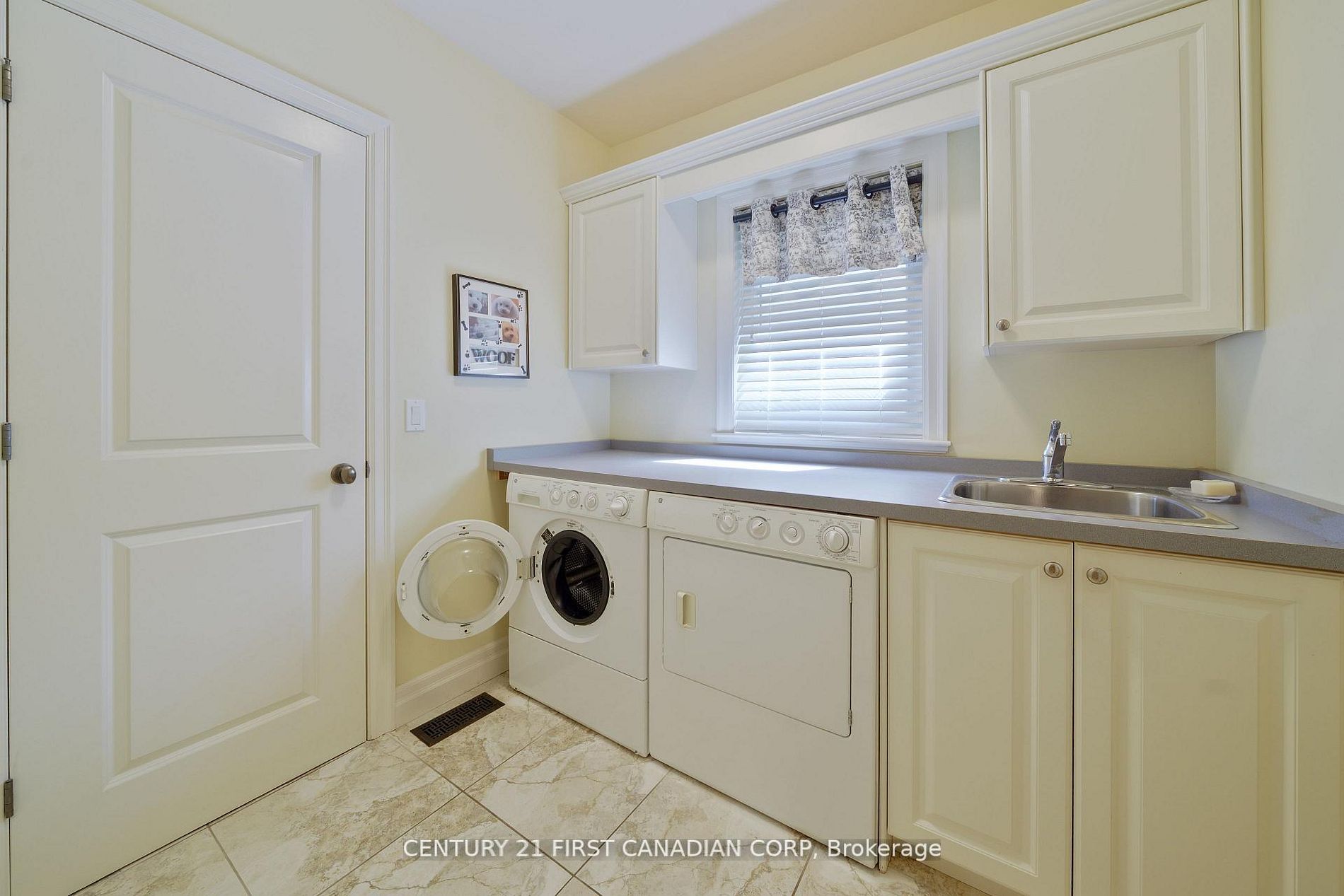 2091 Valleyrun Boulevard Property Photo 12