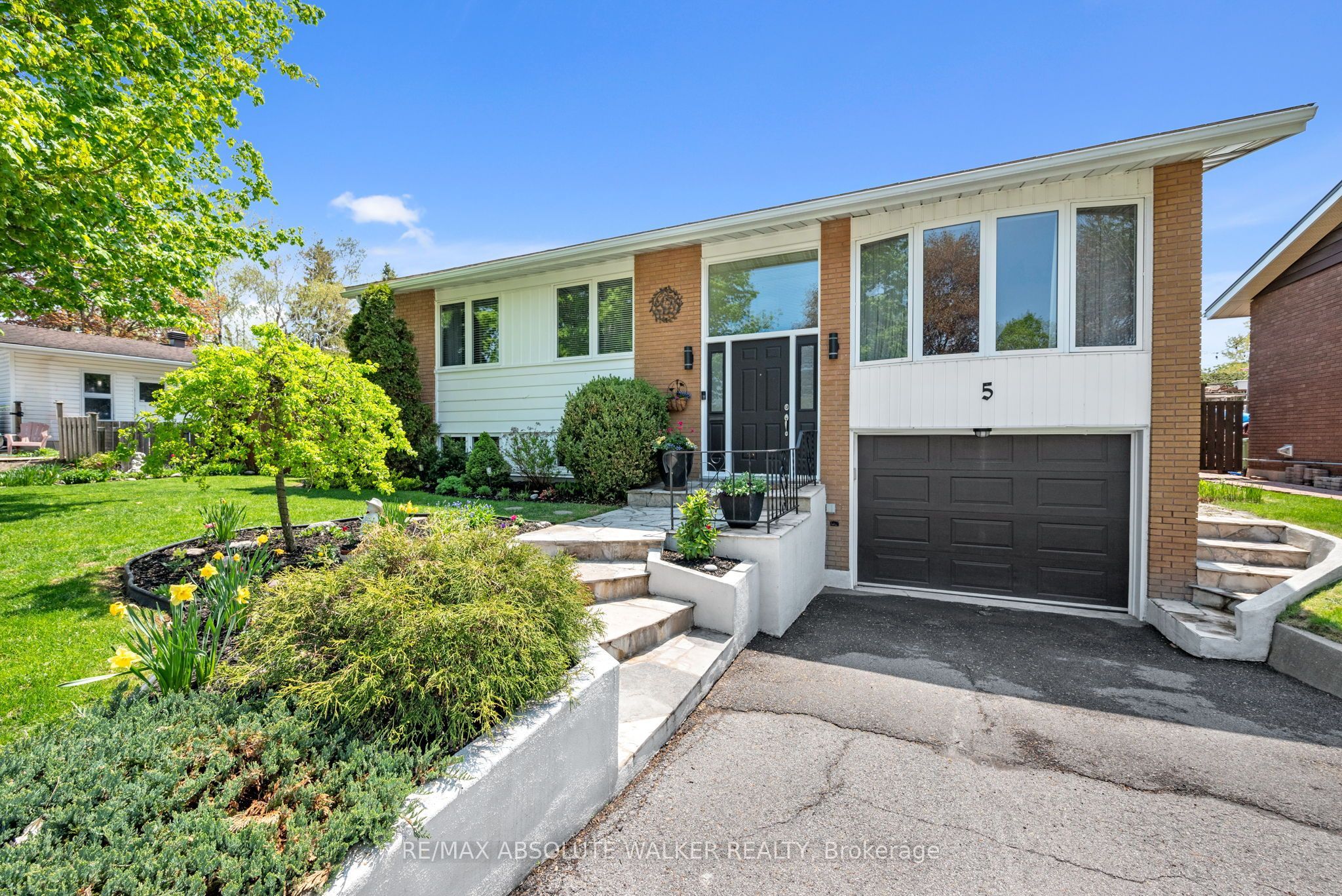 5 West Herrington Court Property Photo 8