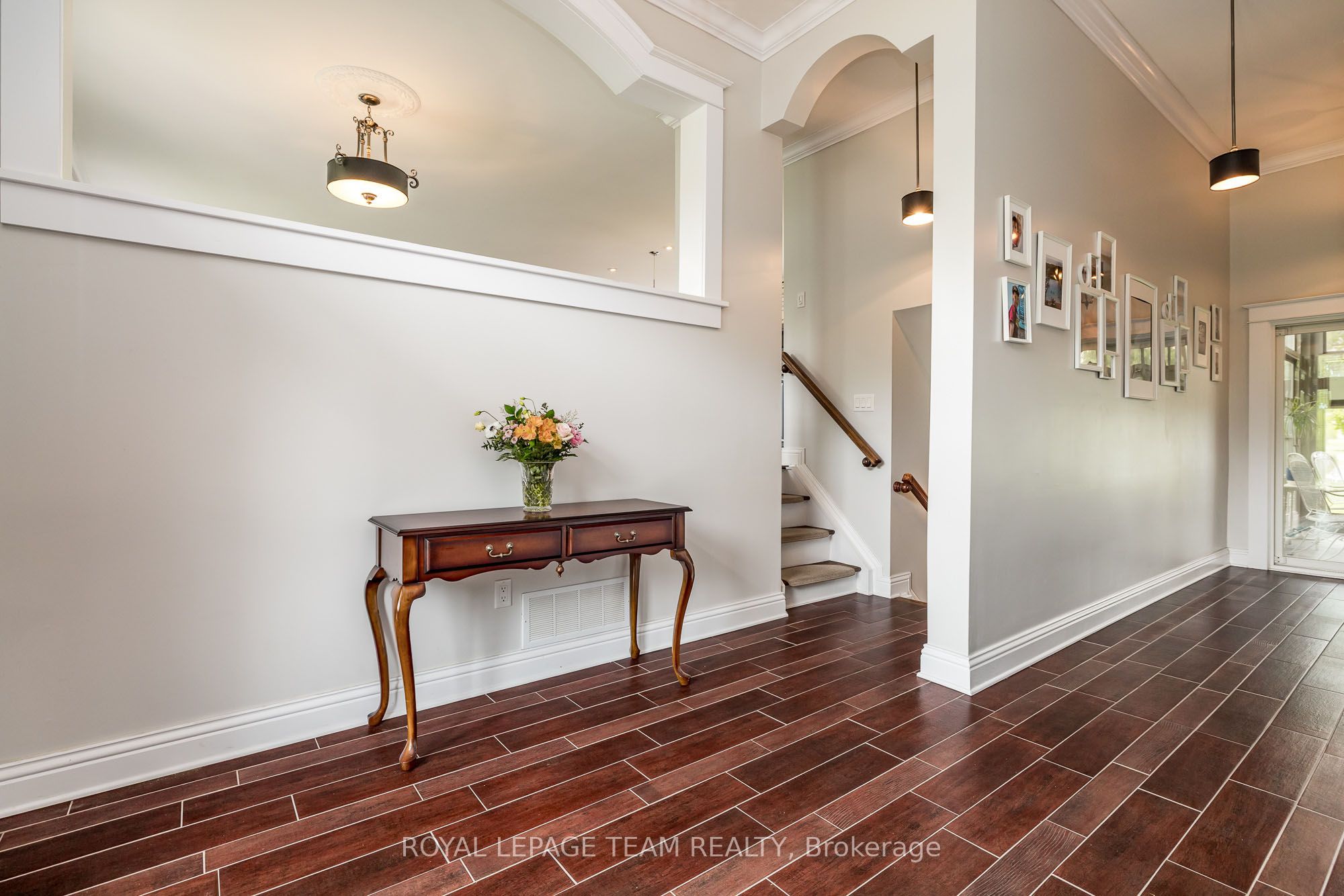 318 Broadway Street W Property Photo 7