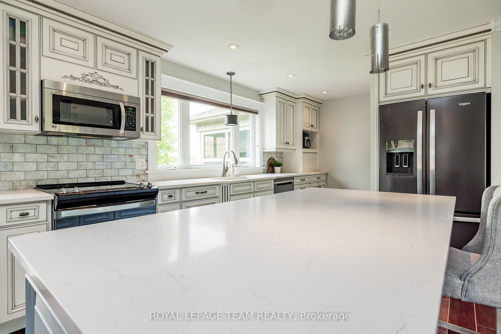 318 Broadway Street W Property Photo 11