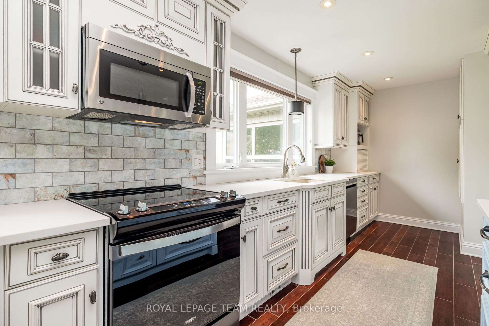 318 Broadway Street W Property Photo 12