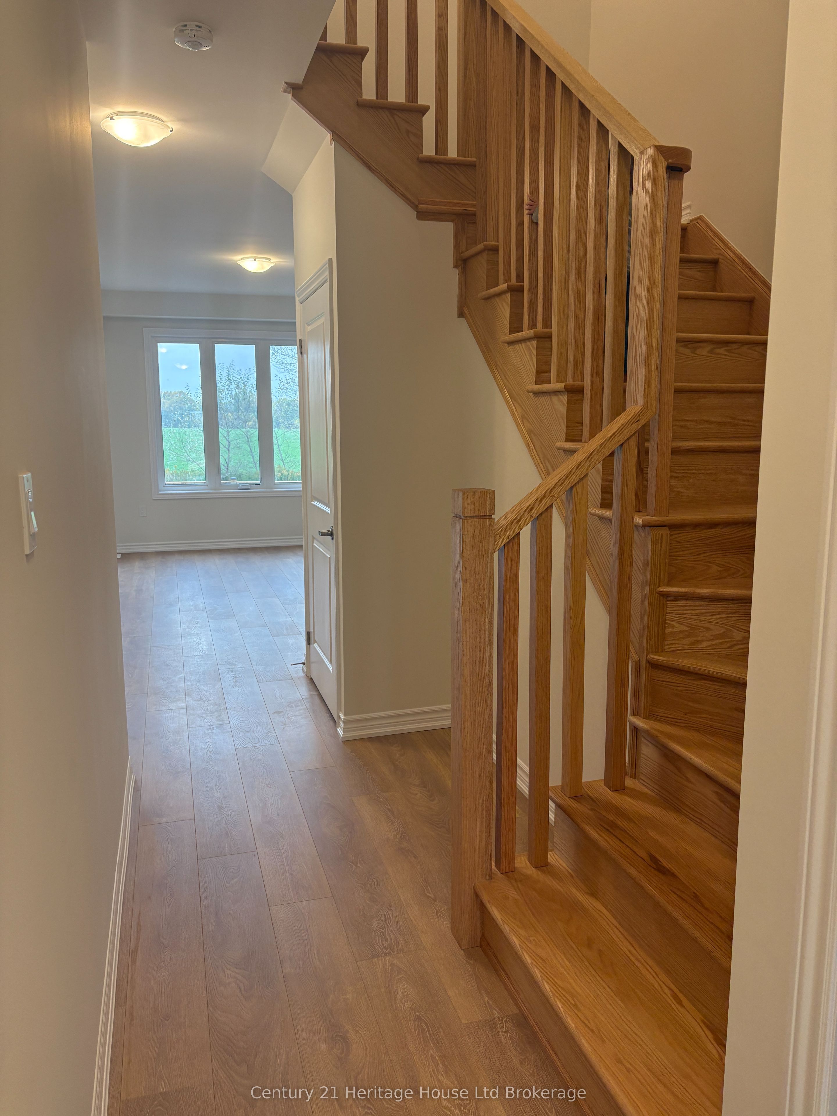 1058 Periwinkle Crescent Property Photo 8