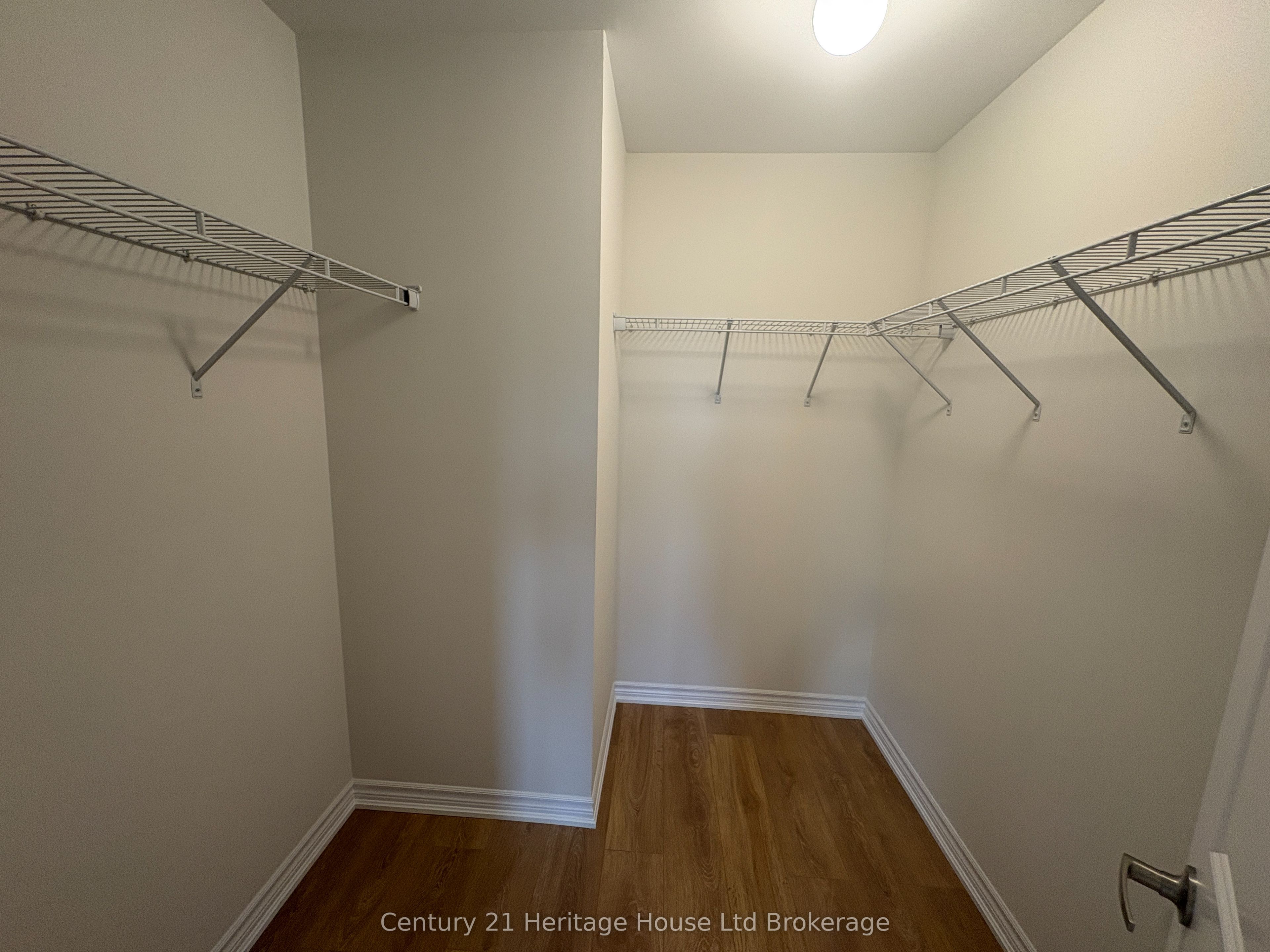 1058 Periwinkle Crescent Property Photo 17
