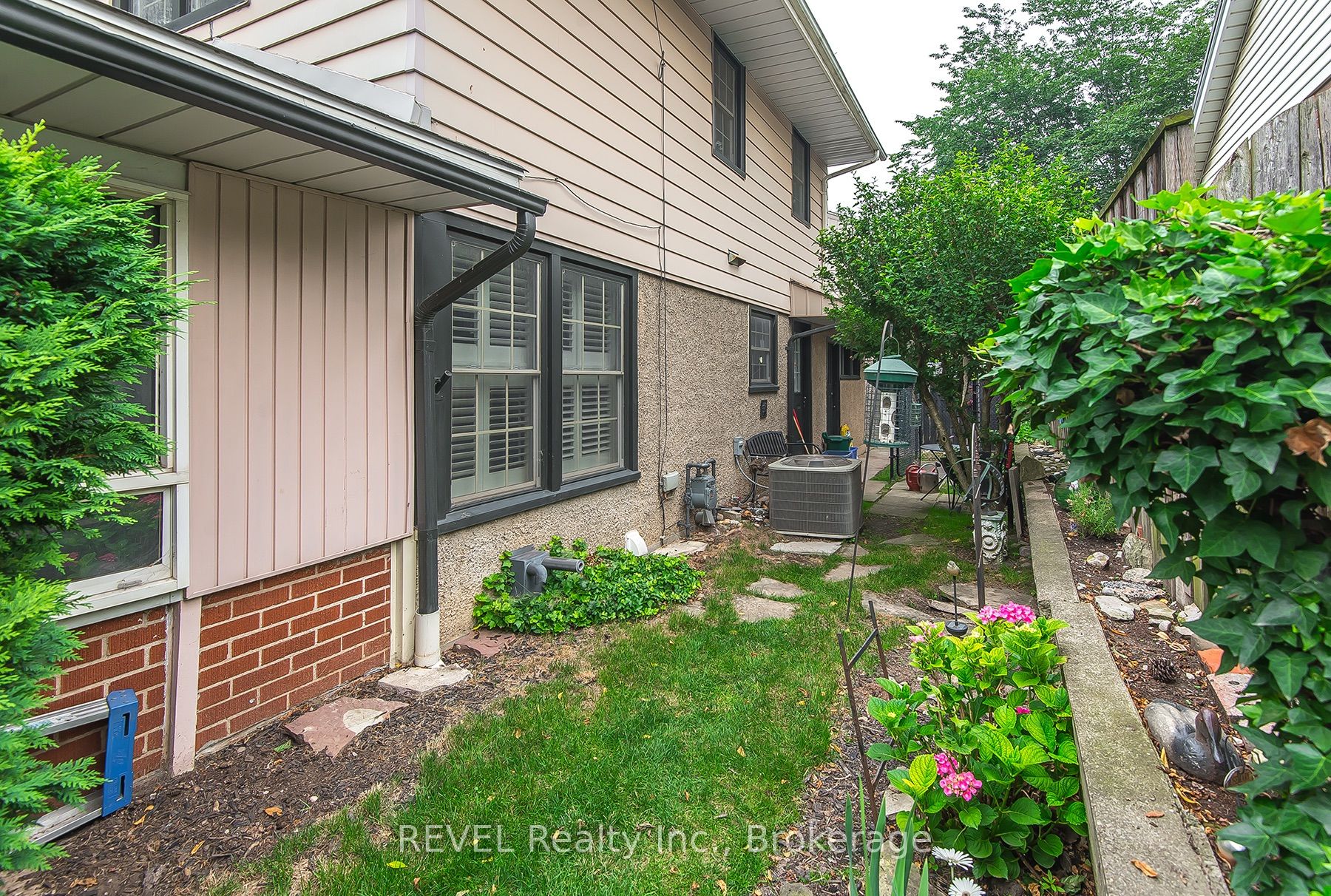 113 St. Paul Crescent Property Photo 32